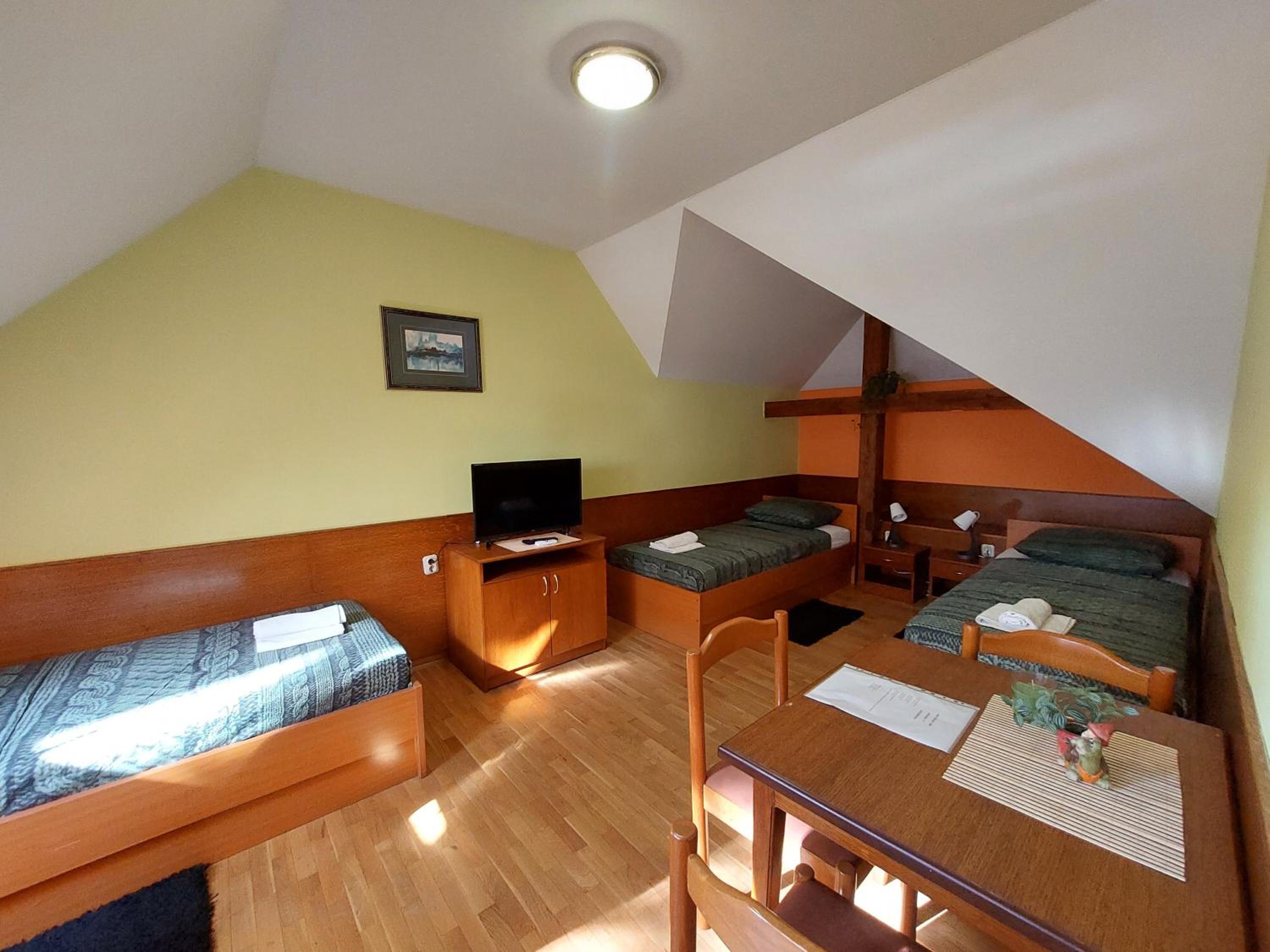 Triple Room with Private Bathroom - Photo 2