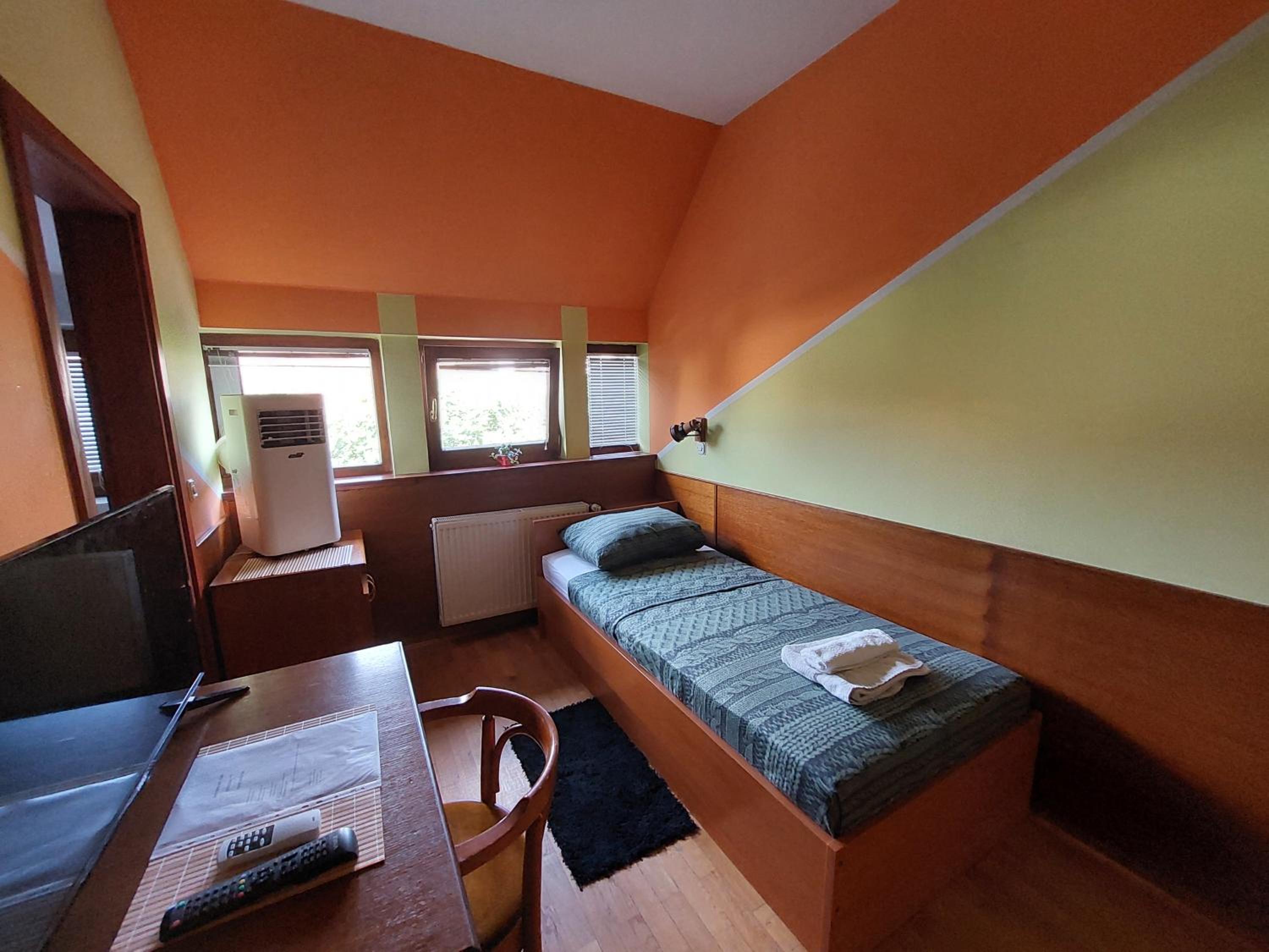 Single Room with Bathroom photo 3