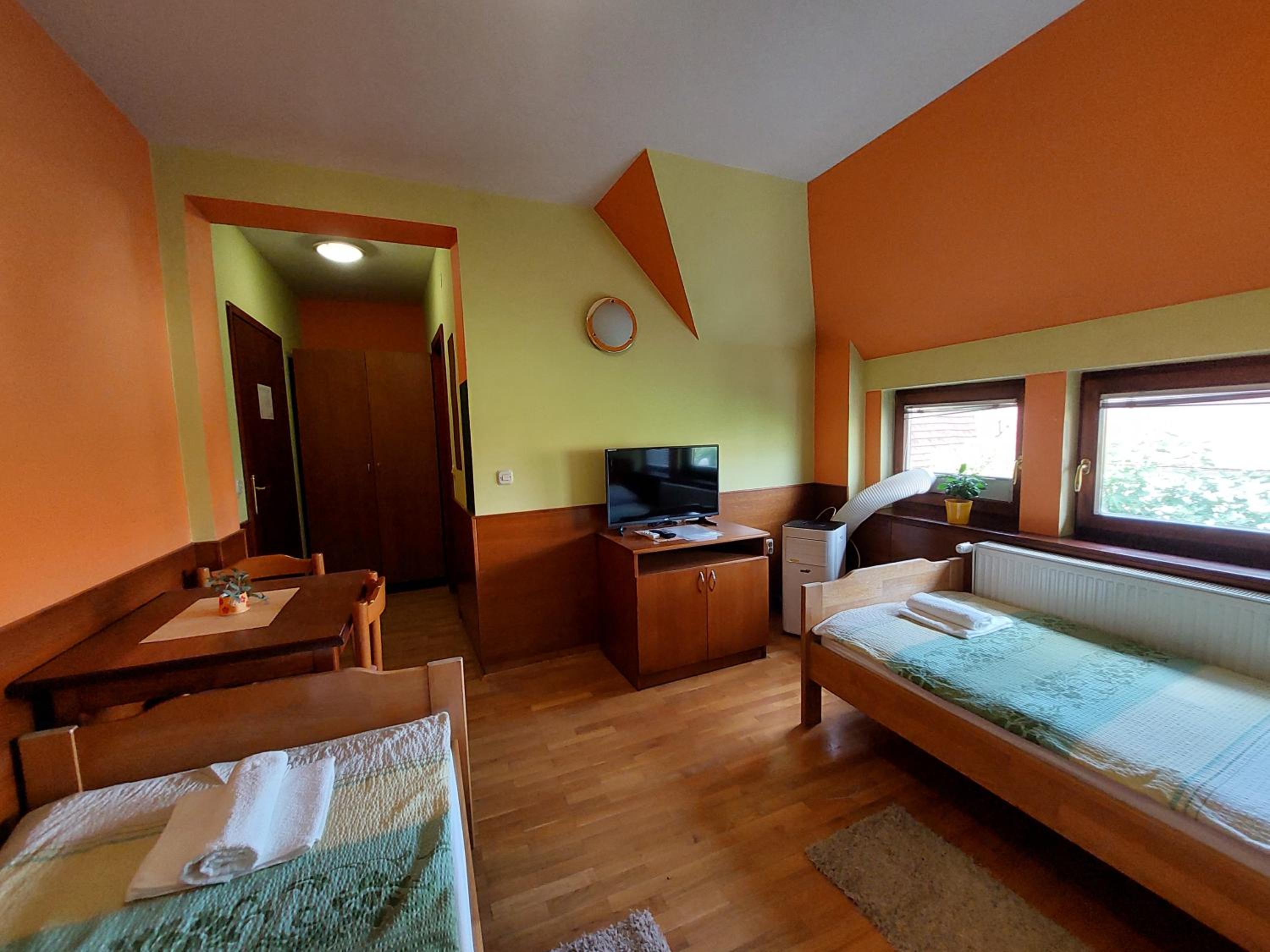 Twin Room with Private Bathroom photo 1