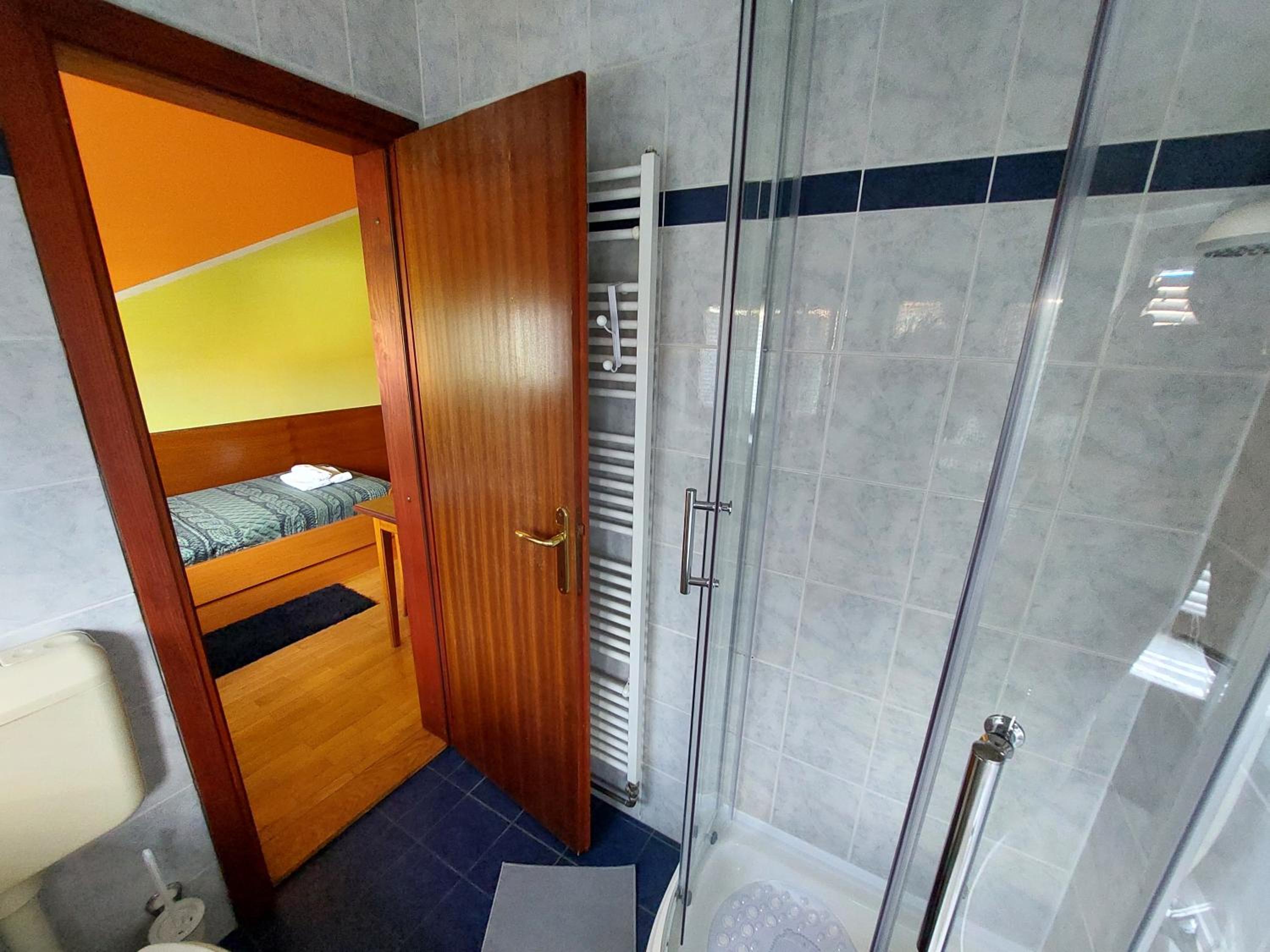 Single Room with Bathroom photo 2