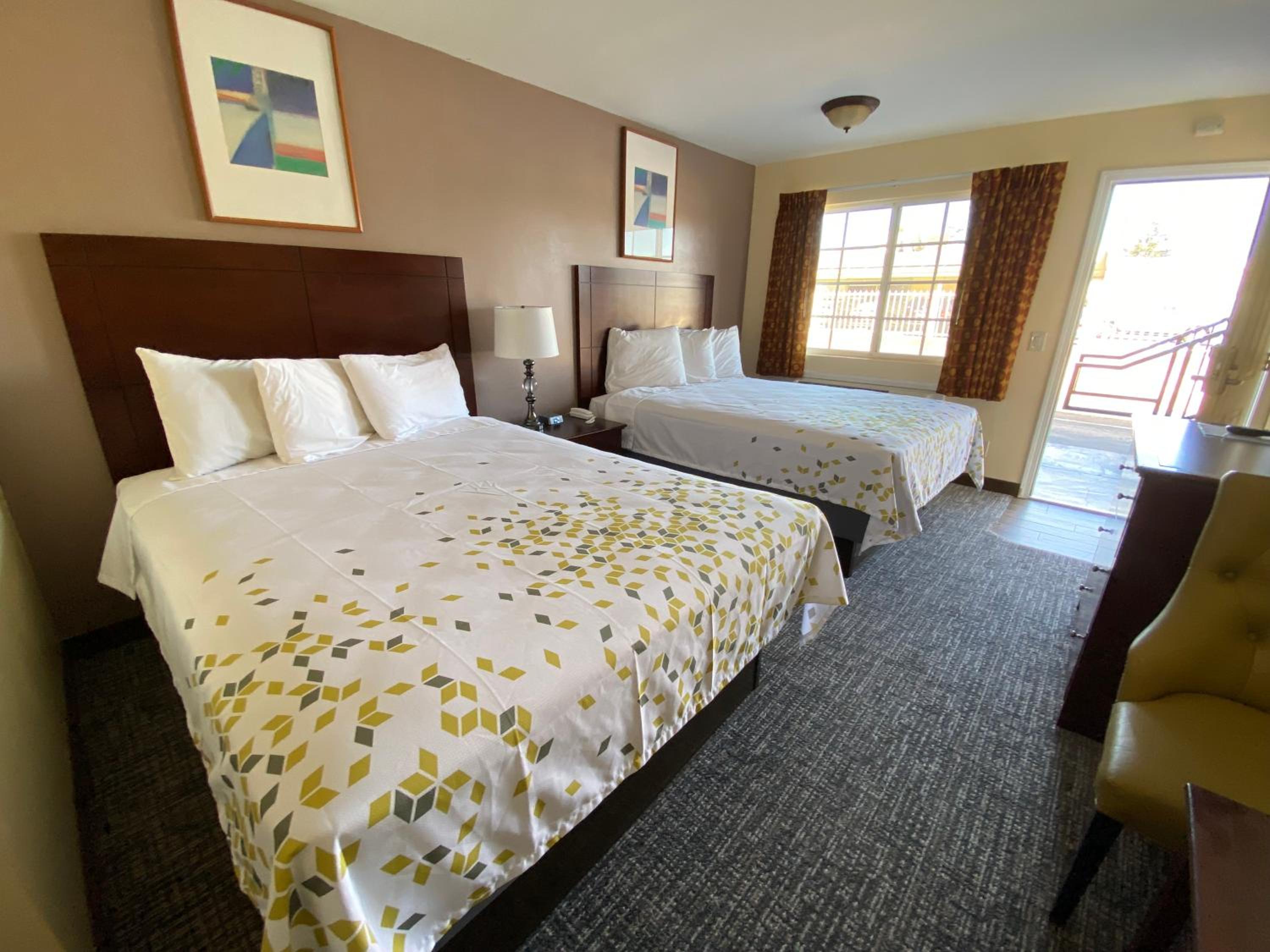 Queen Room with Two Queen Beds photo 1