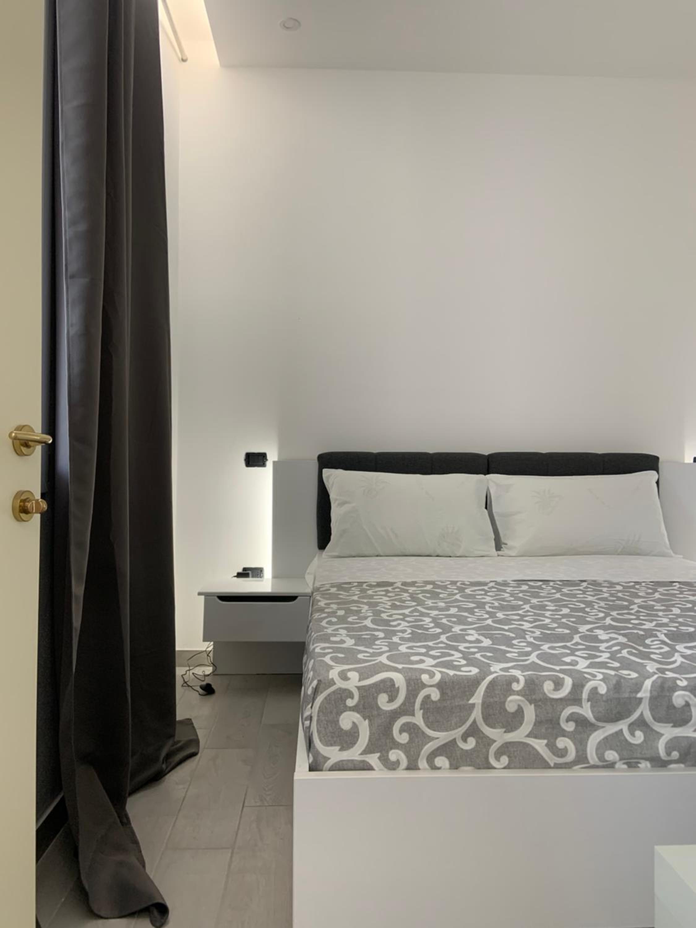 One-Bedroom Apartment photo 1