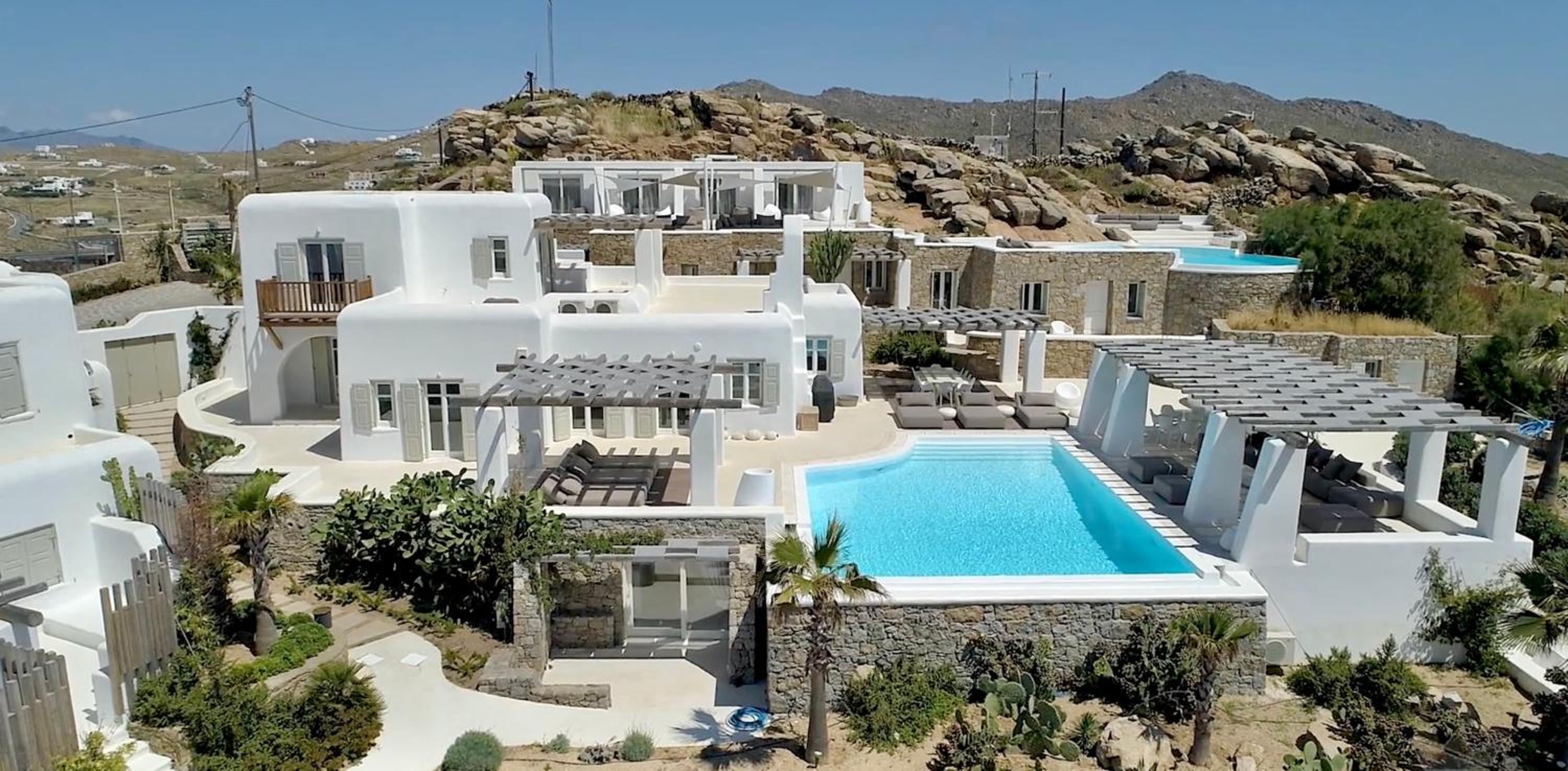 Villa with Private Pool - Photo 9