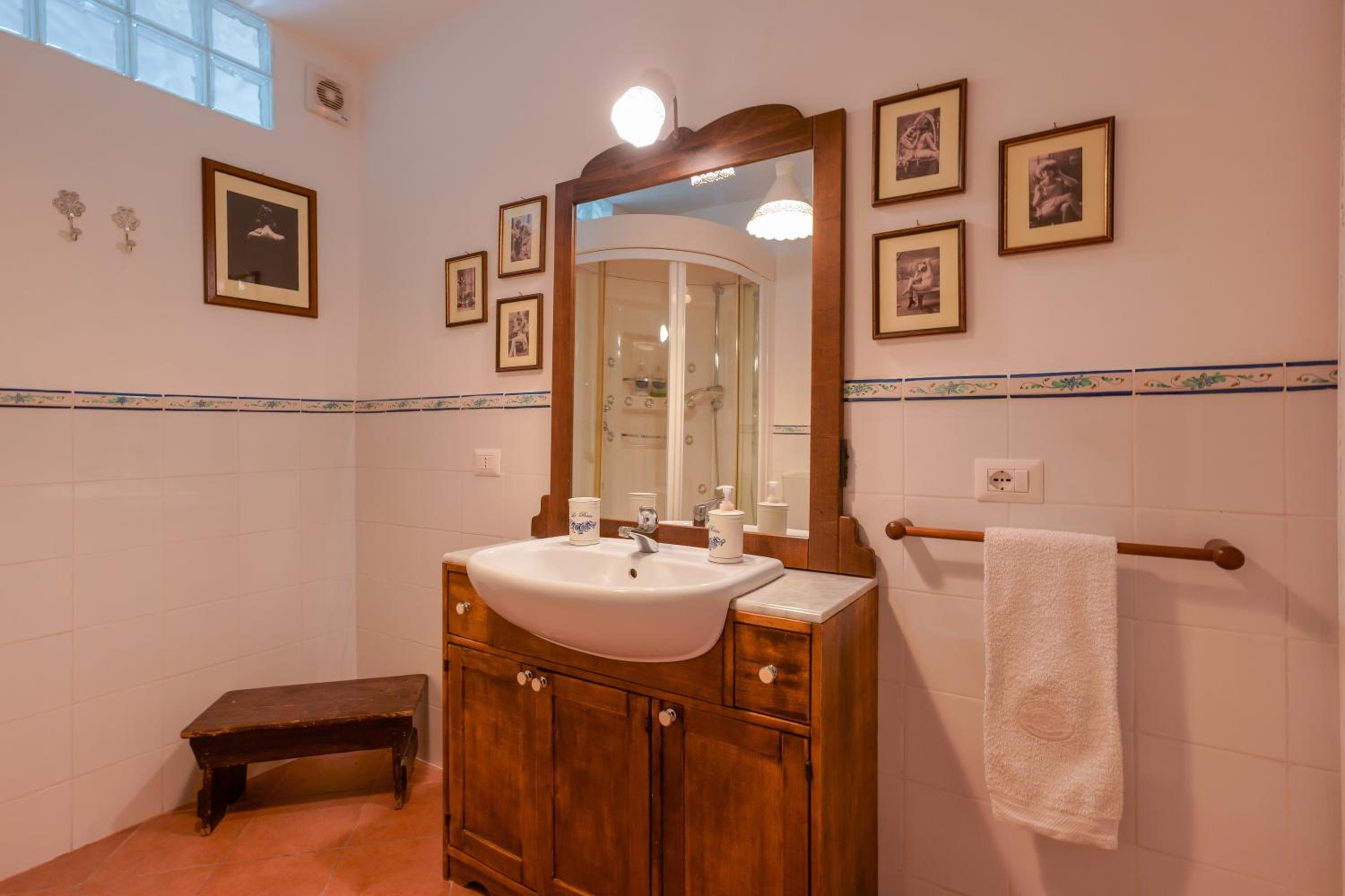 Double Room with Private External Bathroom - Photo 8