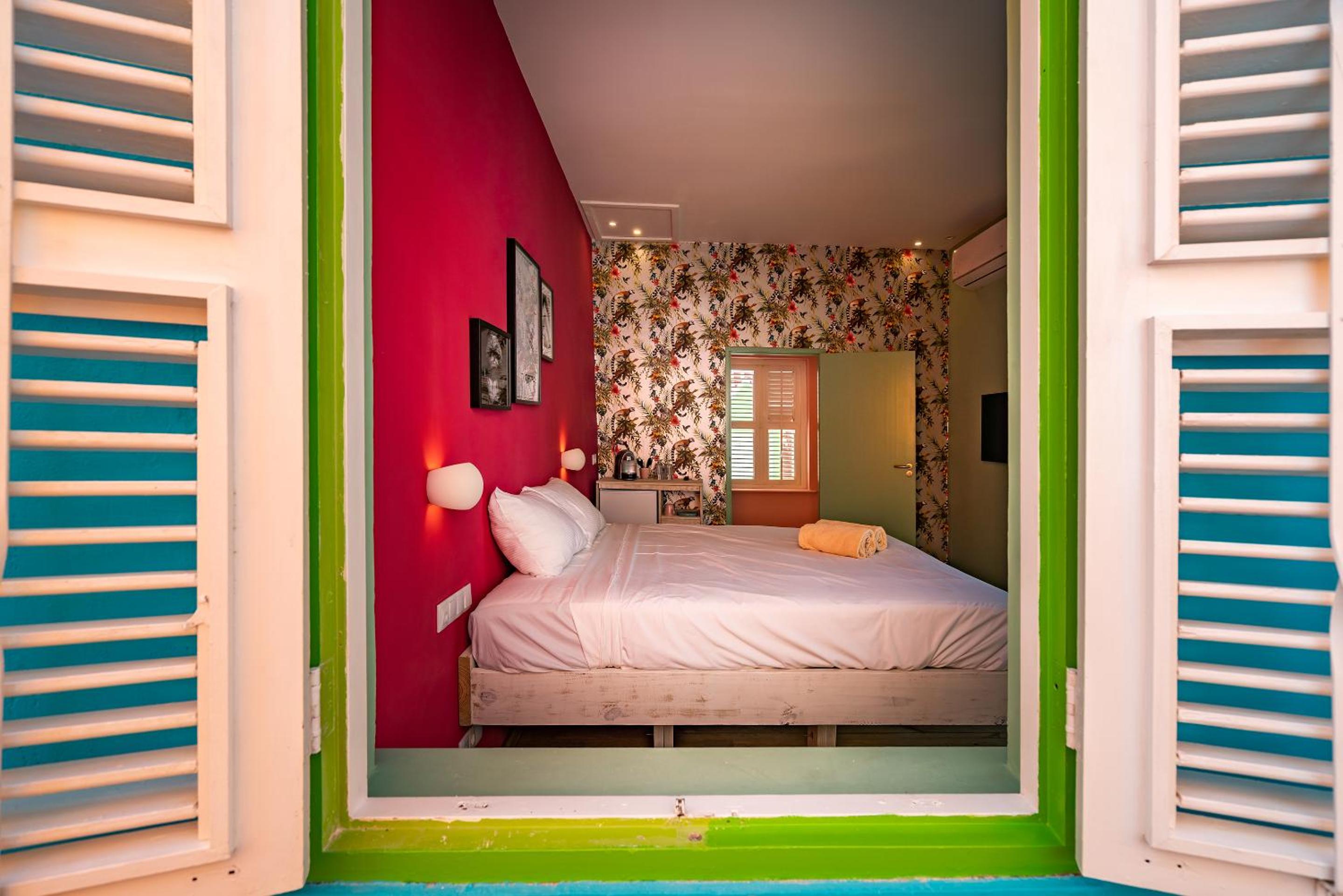 Deluxe King Room - Photo 7
