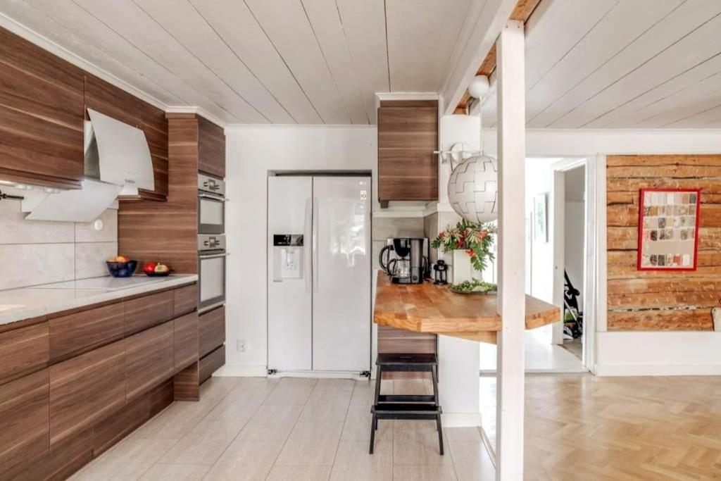Three-Bedroom Apartment with Balcony - Photo 4