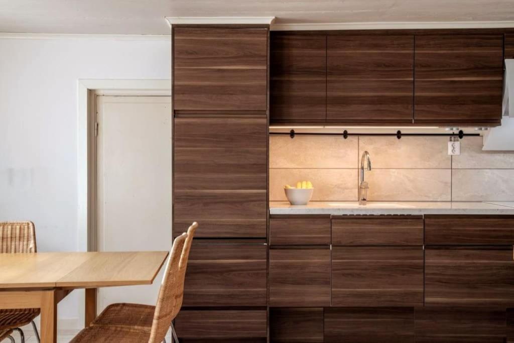 Three-Bedroom Apartment with Balcony - Photo 5