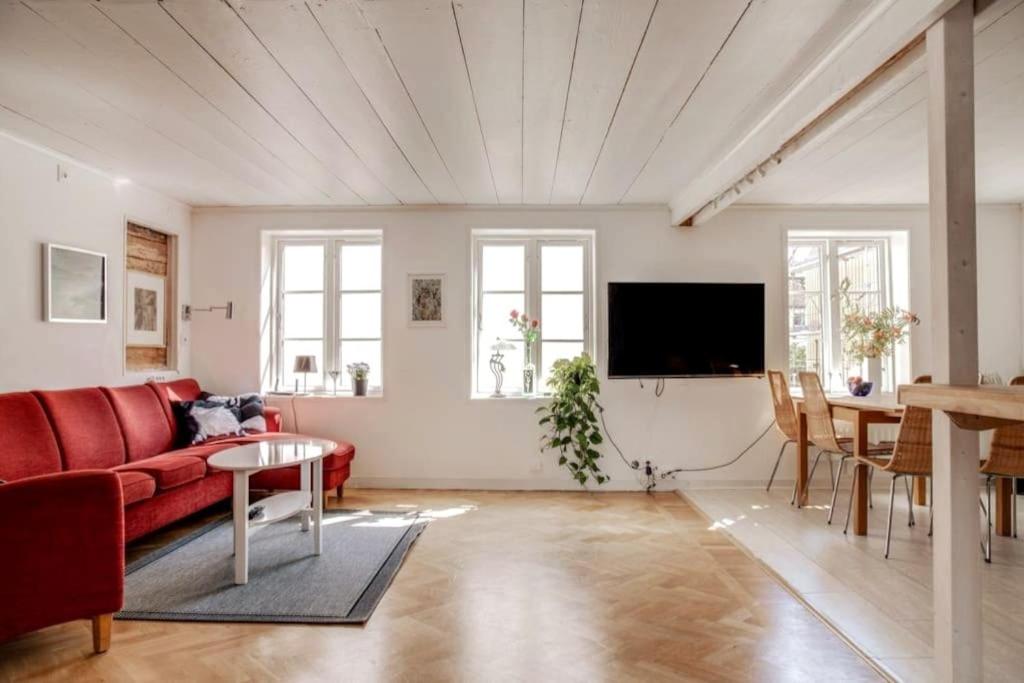 Three-Bedroom Apartment with Balcony - Photo 19