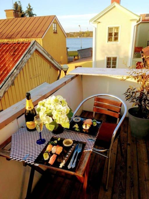 Three-Bedroom Apartment with Balcony - Photo 17