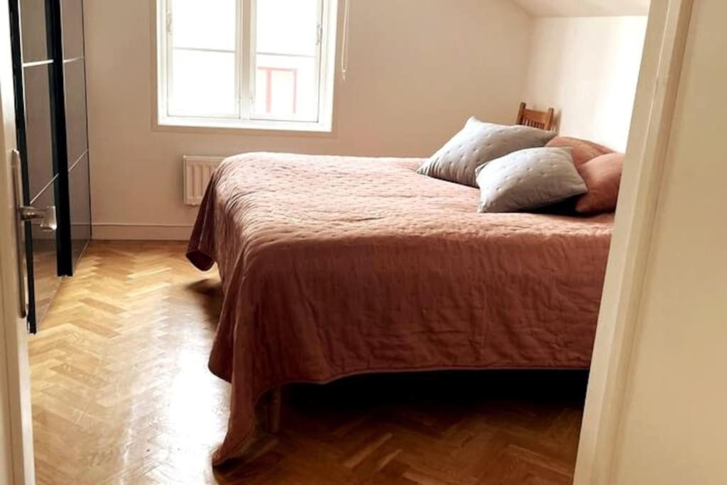 Three-Bedroom Apartment with Balcony - Photo 14