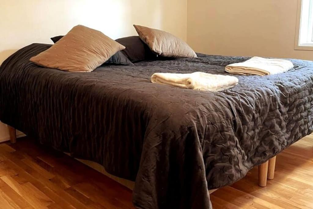 Three-Bedroom Apartment with Balcony - Photo 13