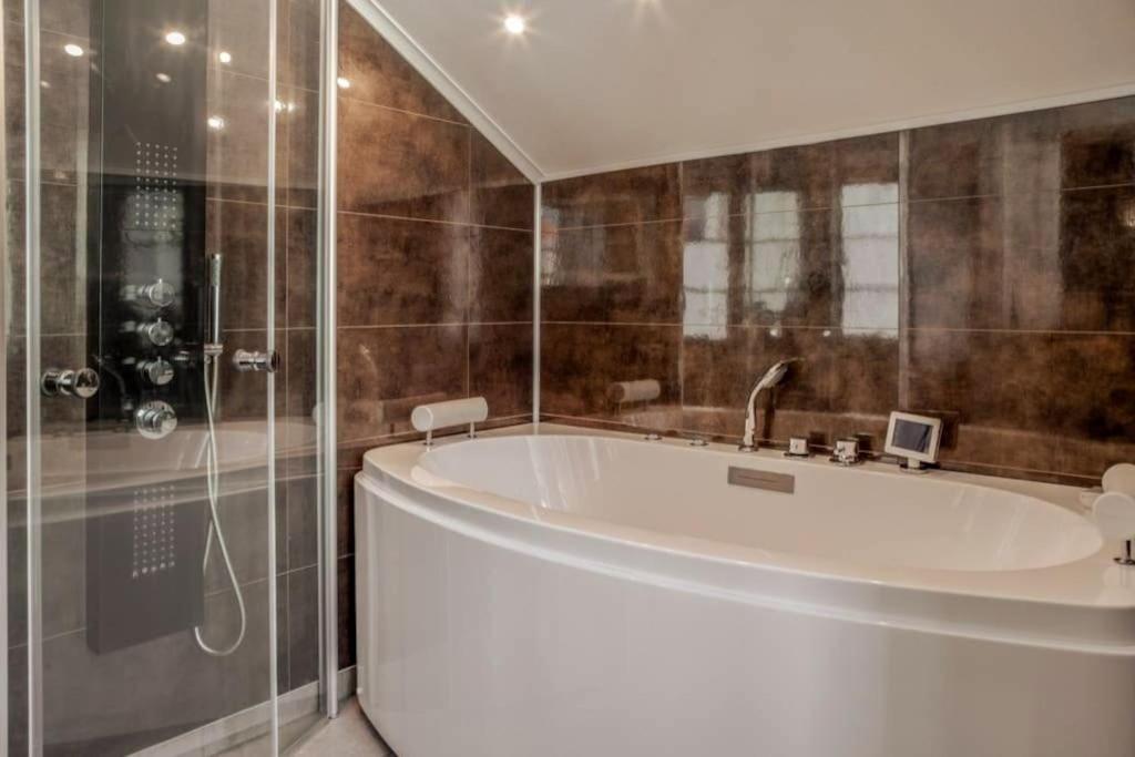 Three-Bedroom Apartment with Balcony - Photo 11