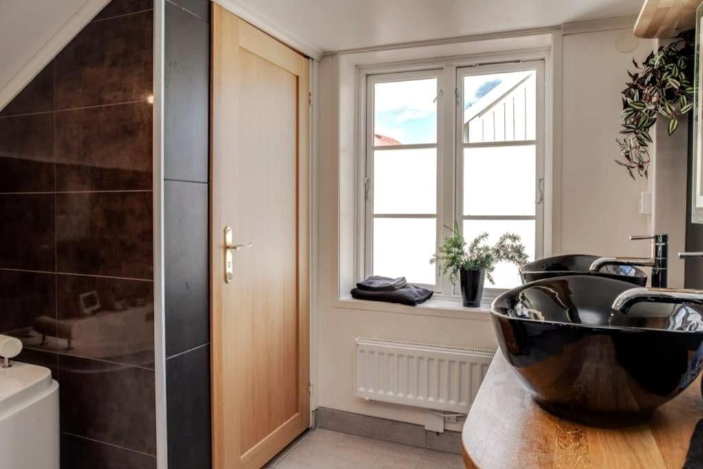 Three-Bedroom Apartment with Balcony - Photo 8