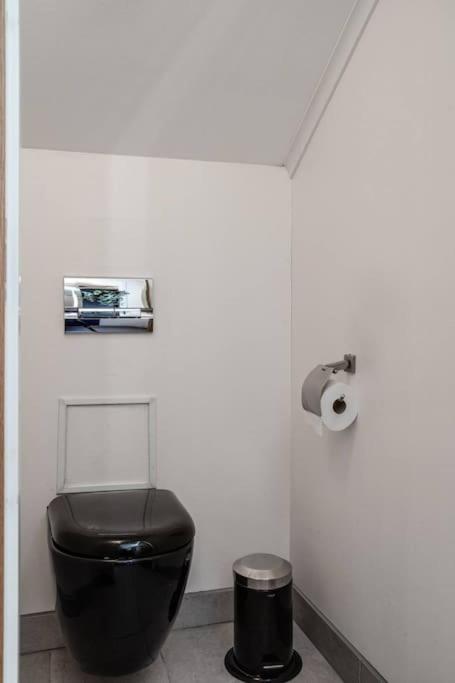 Three-Bedroom Apartment with Balcony - Photo 22