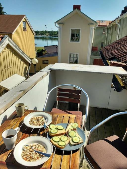 Three-Bedroom Apartment with Balcony - Photo 21