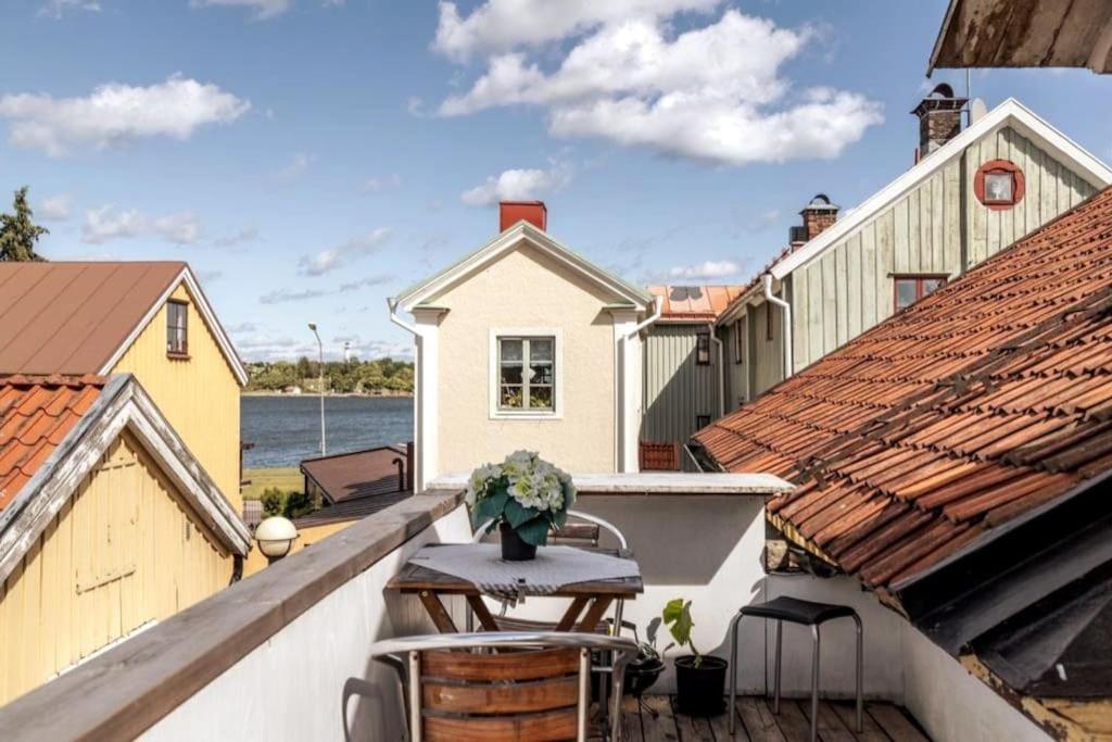 Three-Bedroom Apartment with Balcony - Photo 3