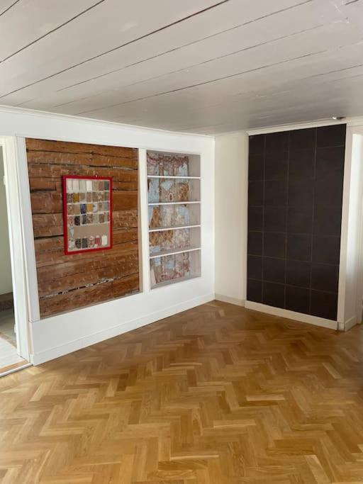Three-Bedroom Apartment with Balcony - Photo 10