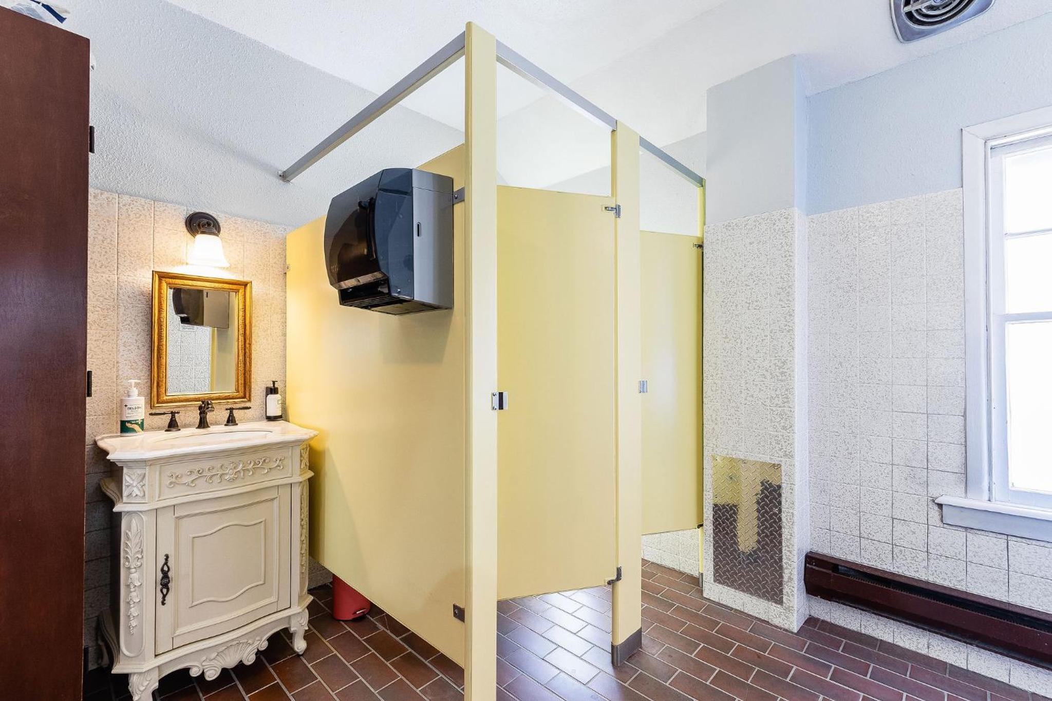 Standard Double Room – Two Queen Beds, Shared Bathroom photo 2
