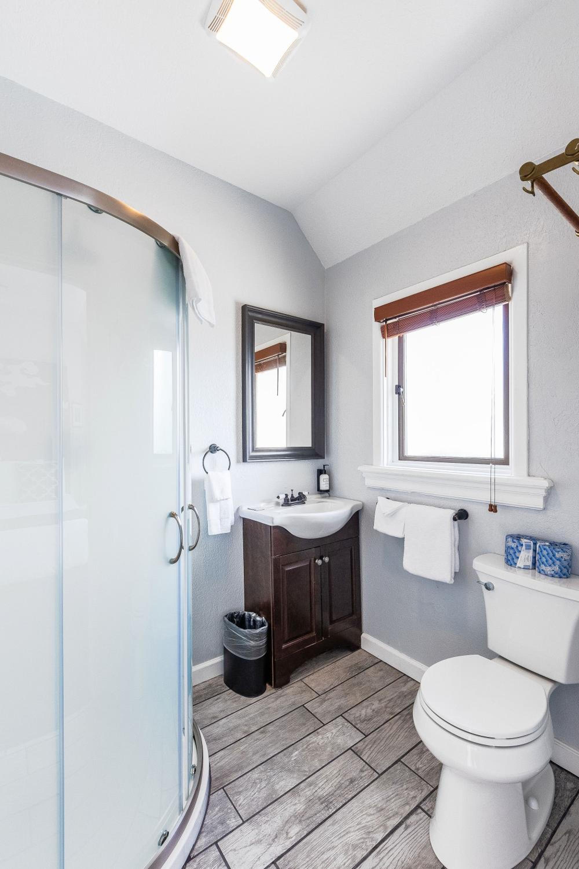 Premium Room - One Queen Bed, Private Bathroom - Photo 4