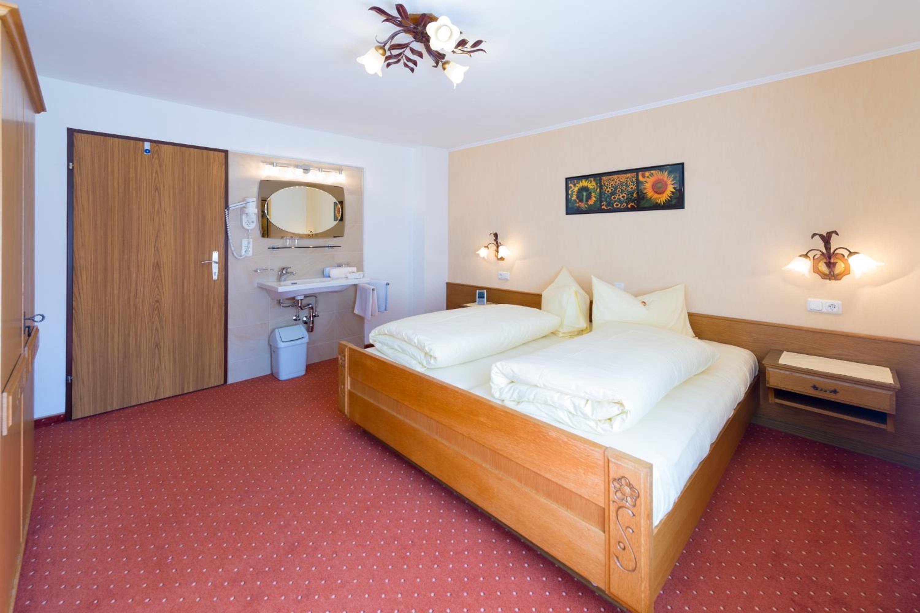 Three-Bedroom Apartment with Balcony photo 3