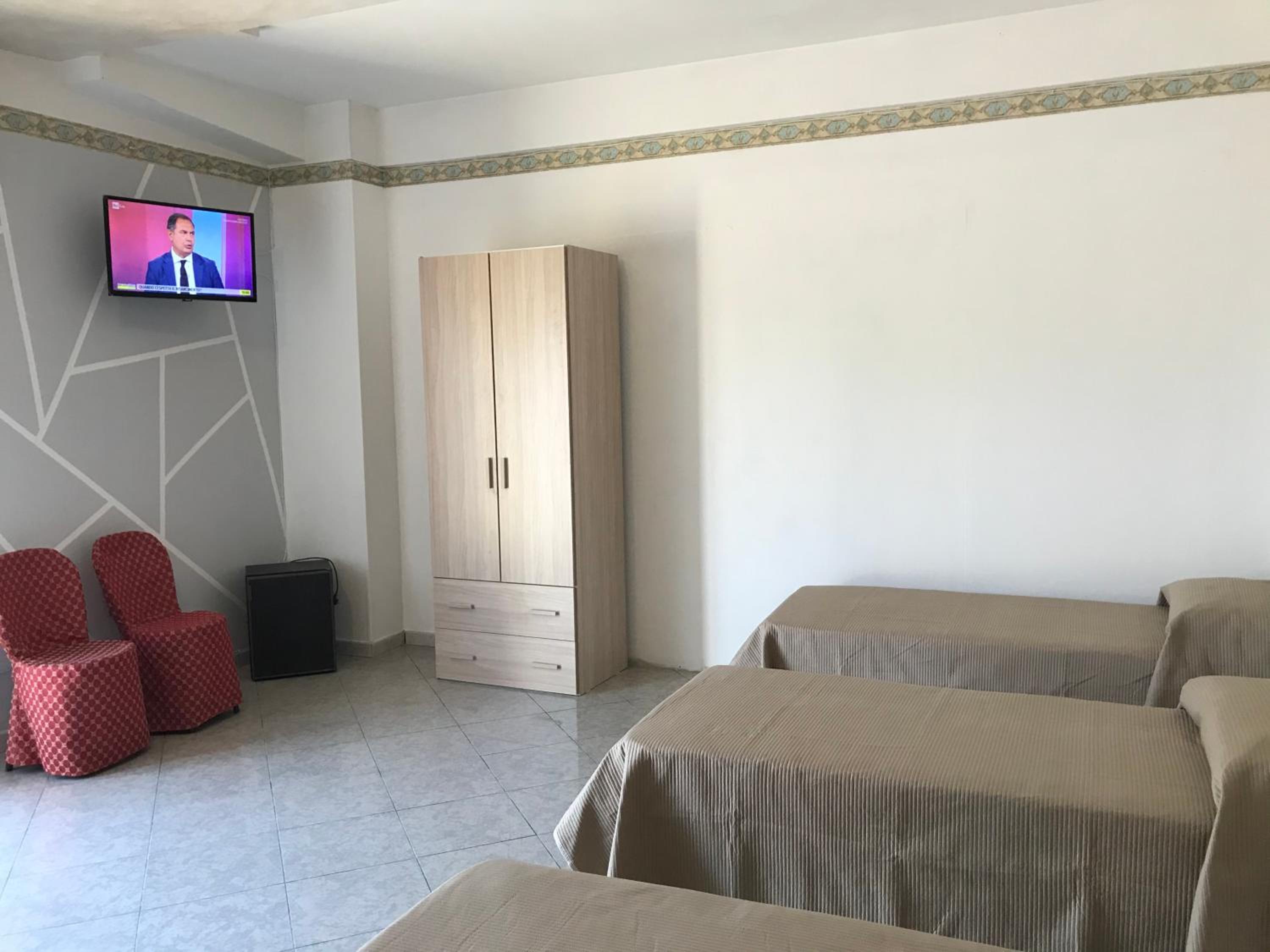 Quadruple Room with Private Bathroom photo 3
