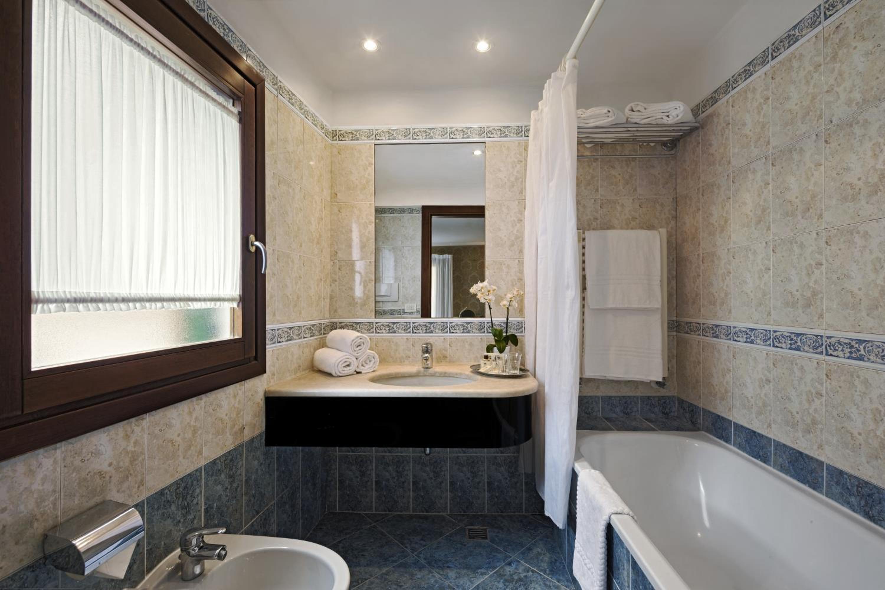 Triple Room thumbnail 6