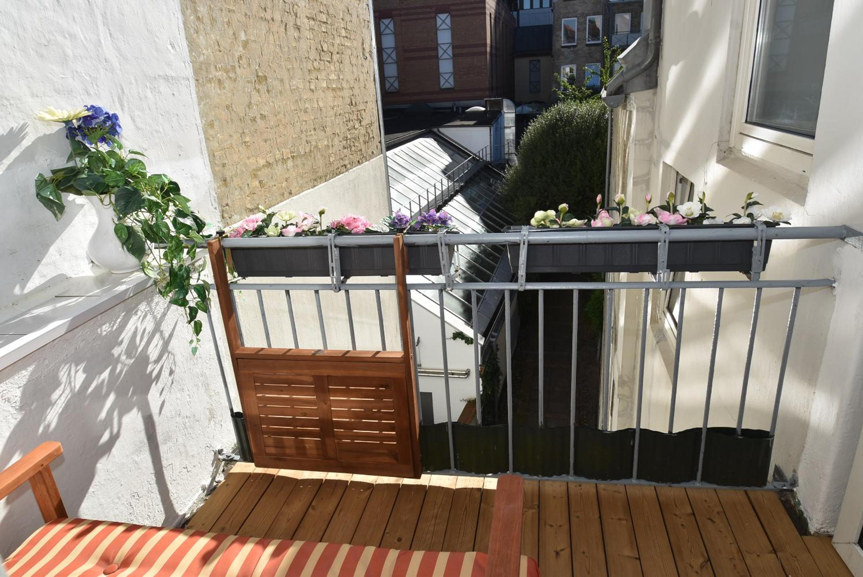 Apartment with Balcony photo 3