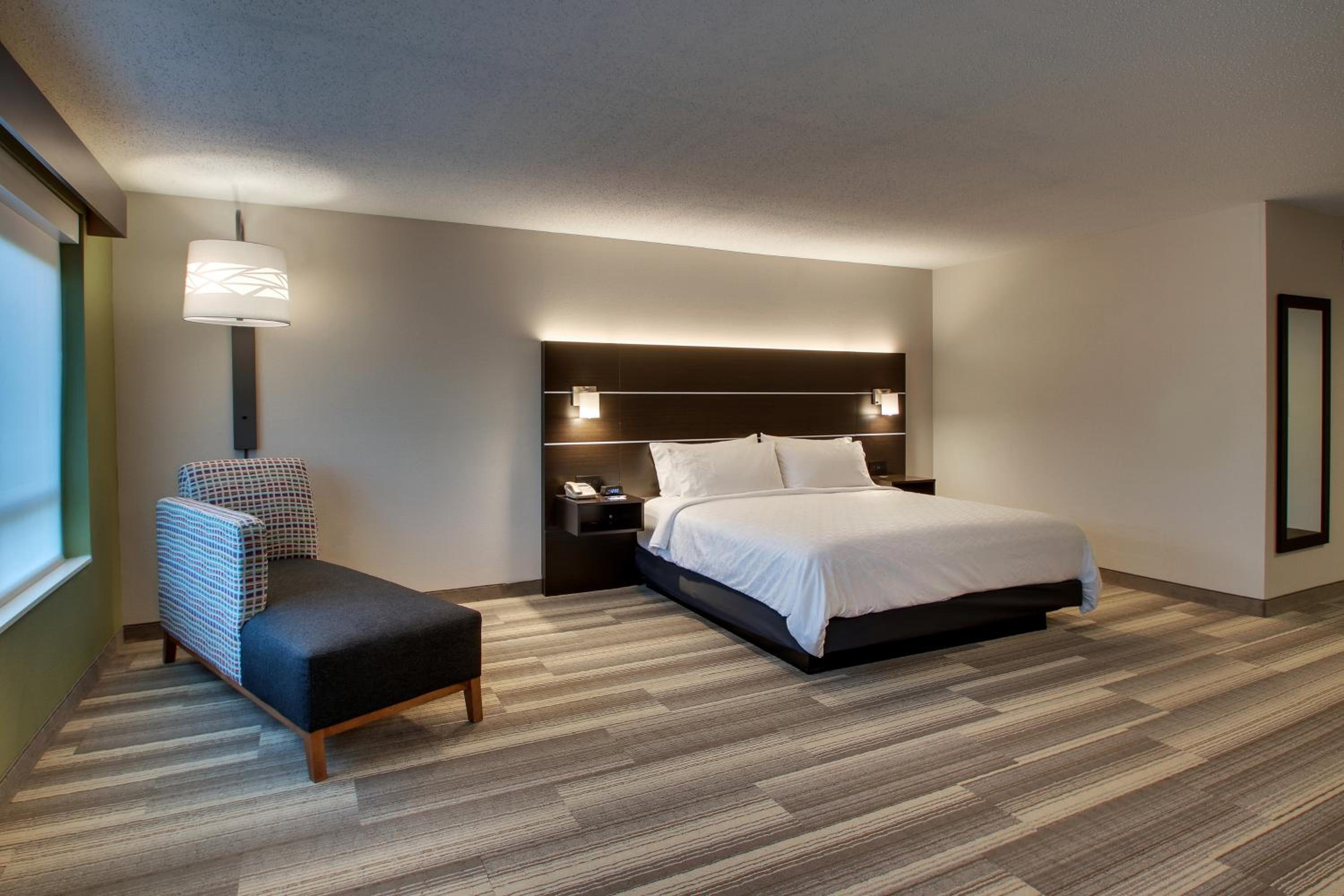 Standard King Room with Extra Floor Space - Photo 2
