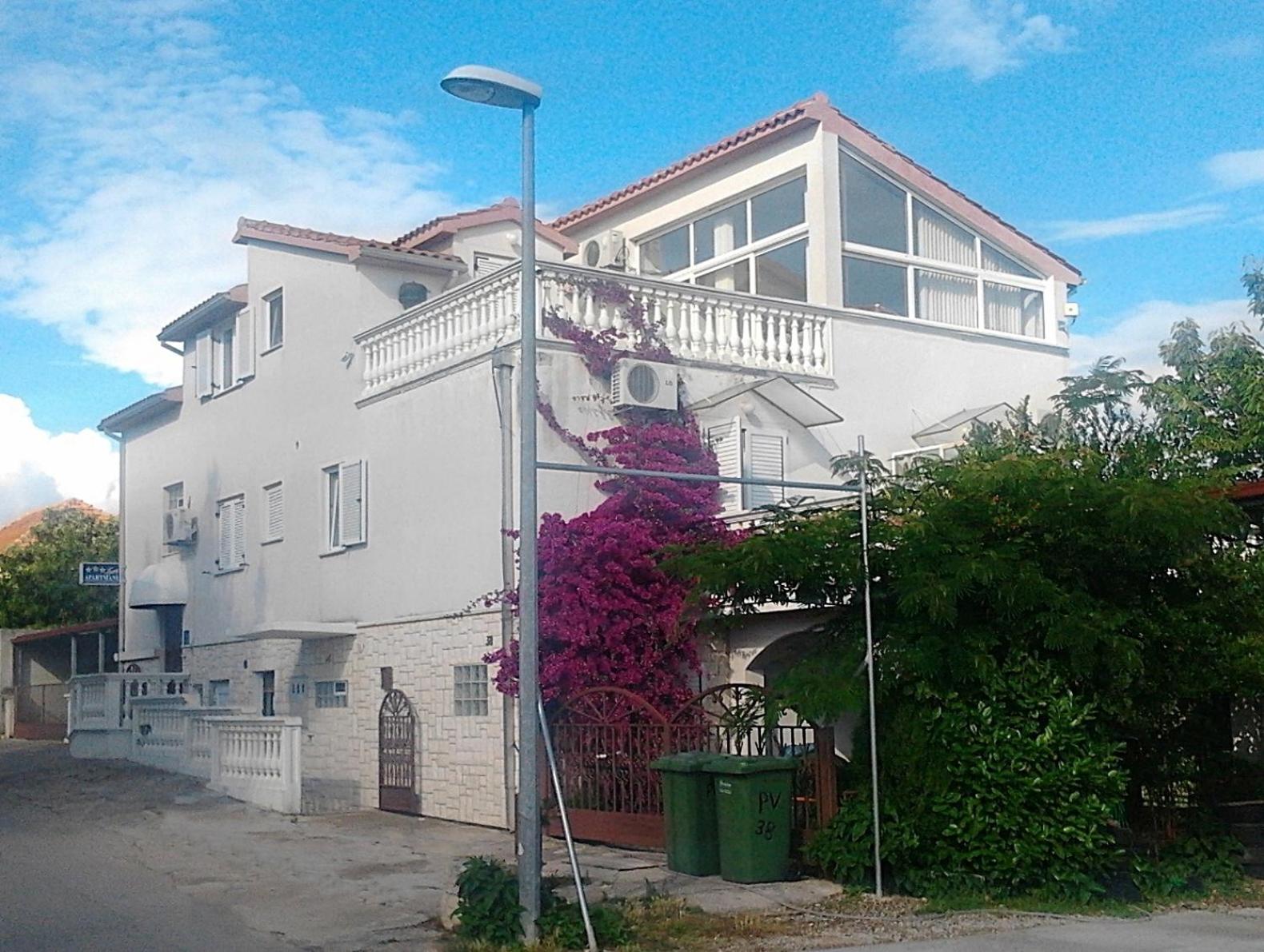 Apartment with Balcony photo 3