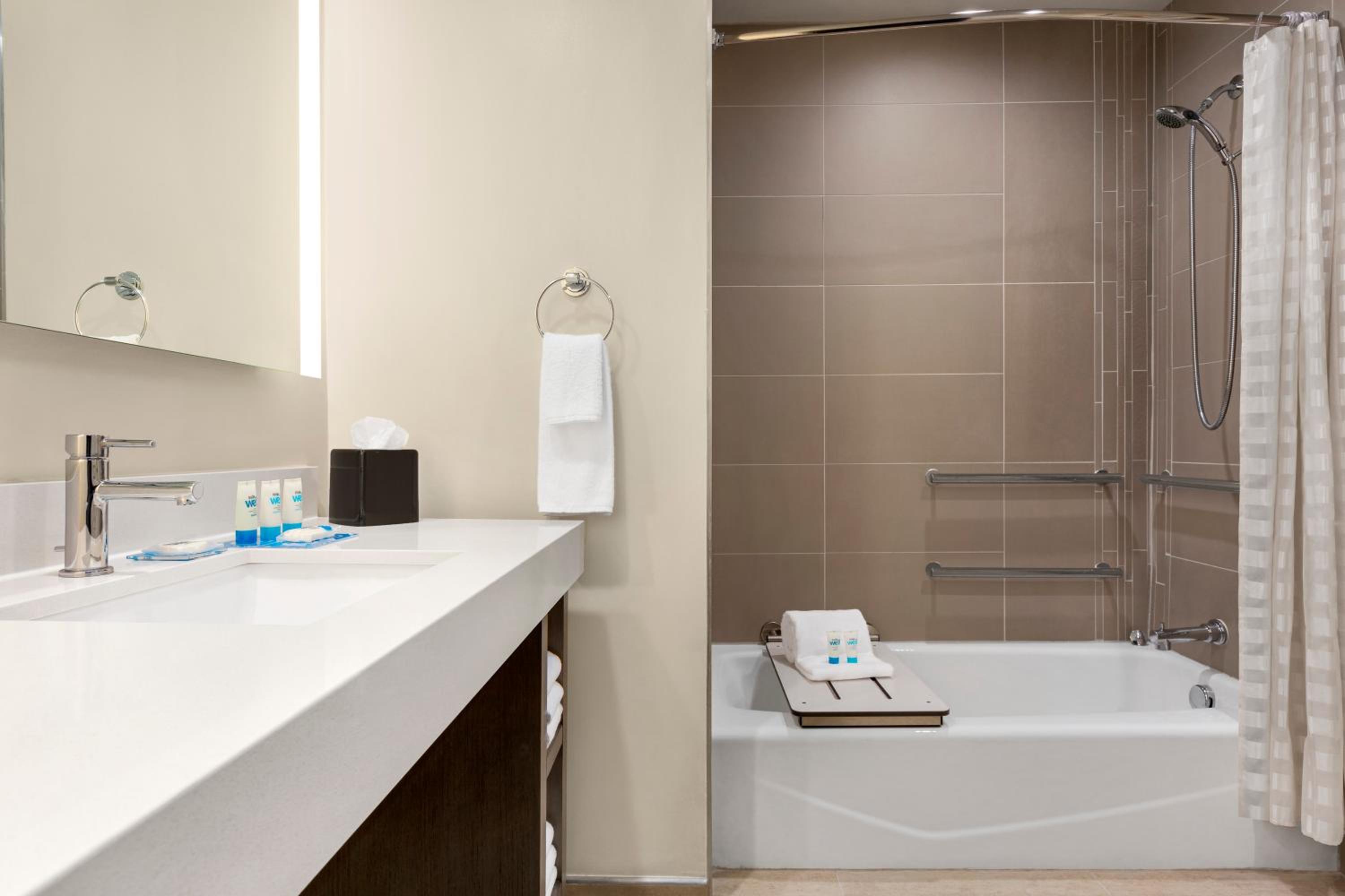 One-Bedroom King Suite with Sofa Bed, Kitchen and Tub - Disability Access - Photo 3