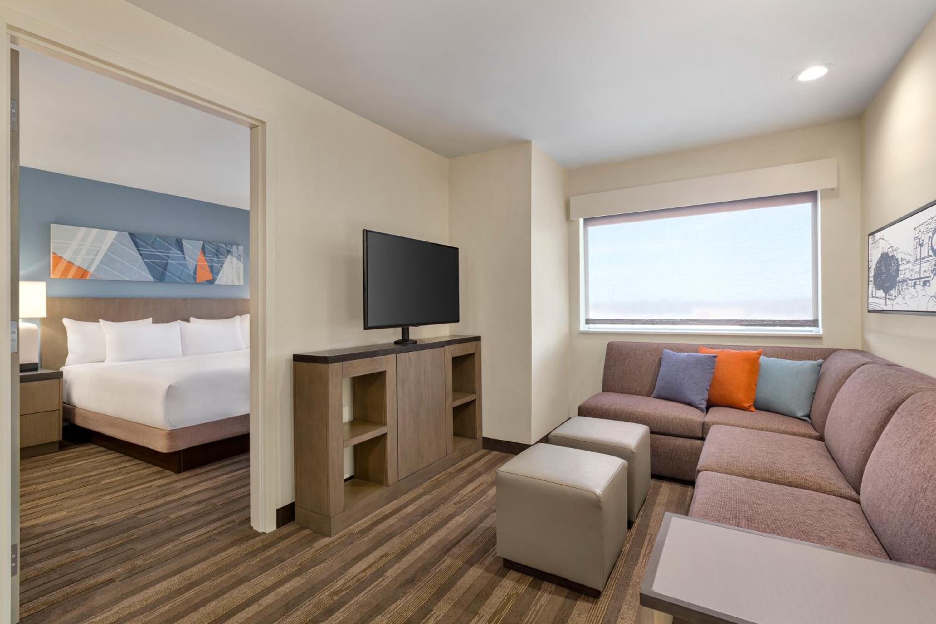 One-Bedroom King Suite with Sofa Bed, Kitchen and Tub - Disability Access - Photo 2