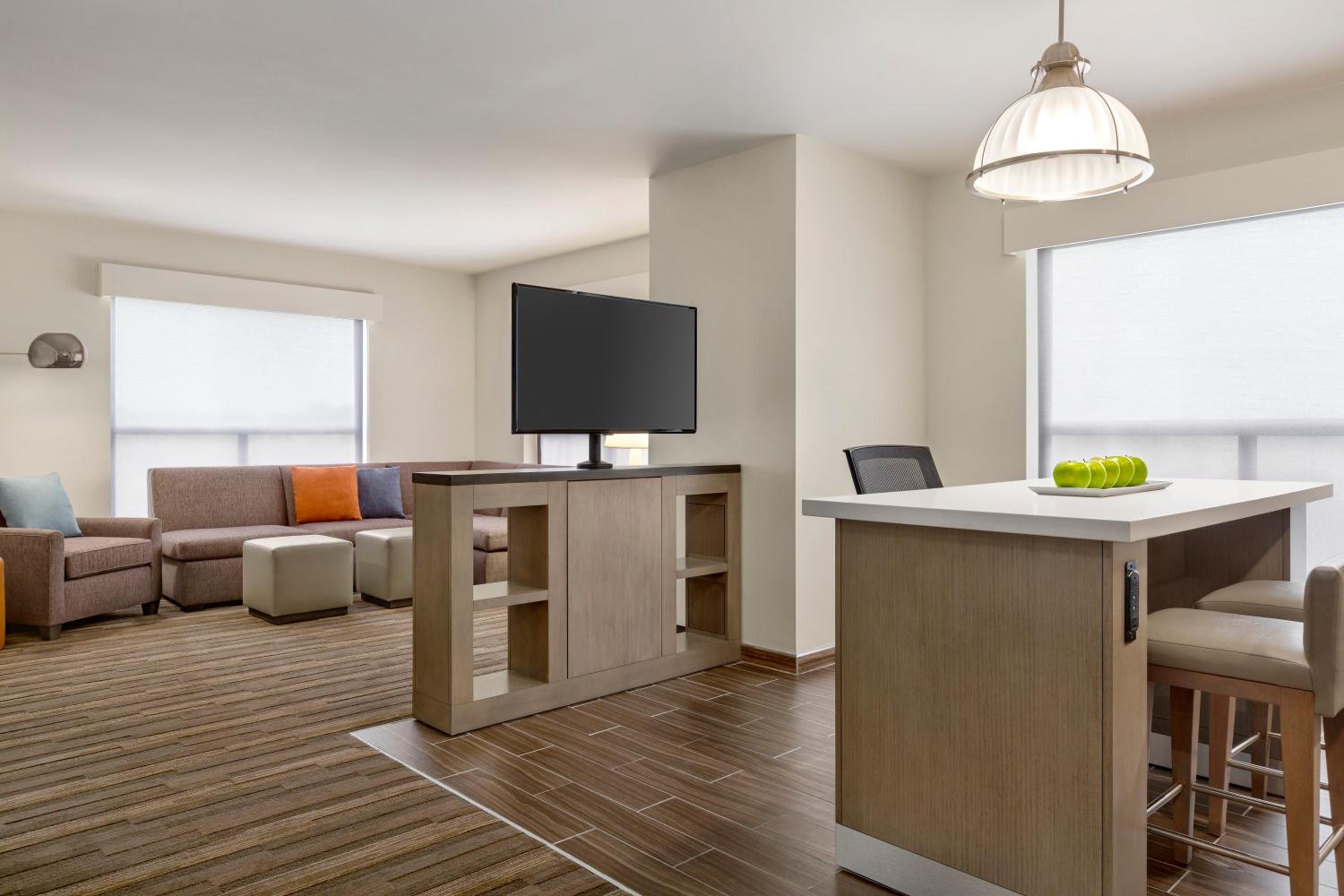 One Bedroom Kitchen Suite with Two Queen Beds and Sofa Bed - Photo 3