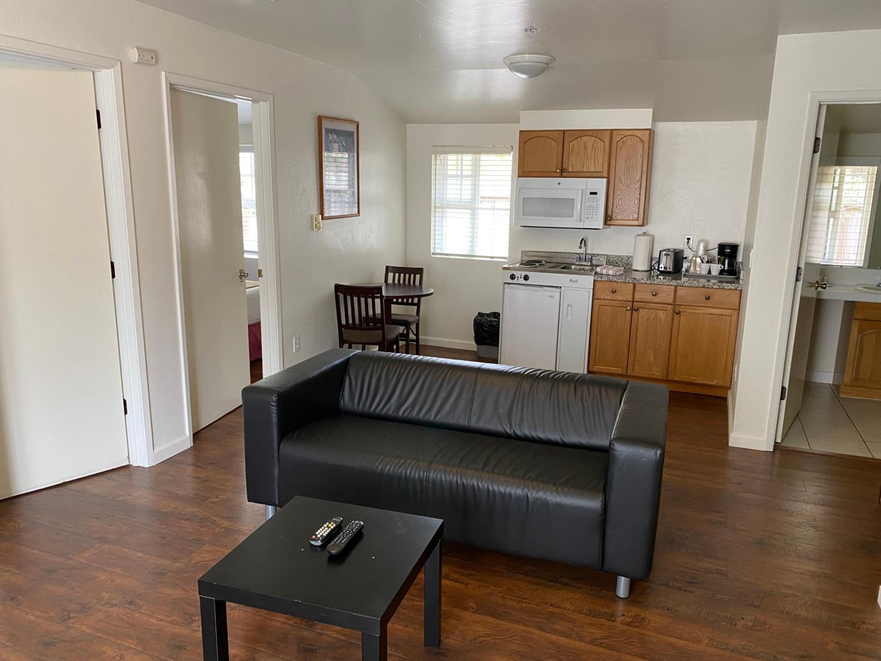 Two Bedroom Cottage Queen with Kitchenette