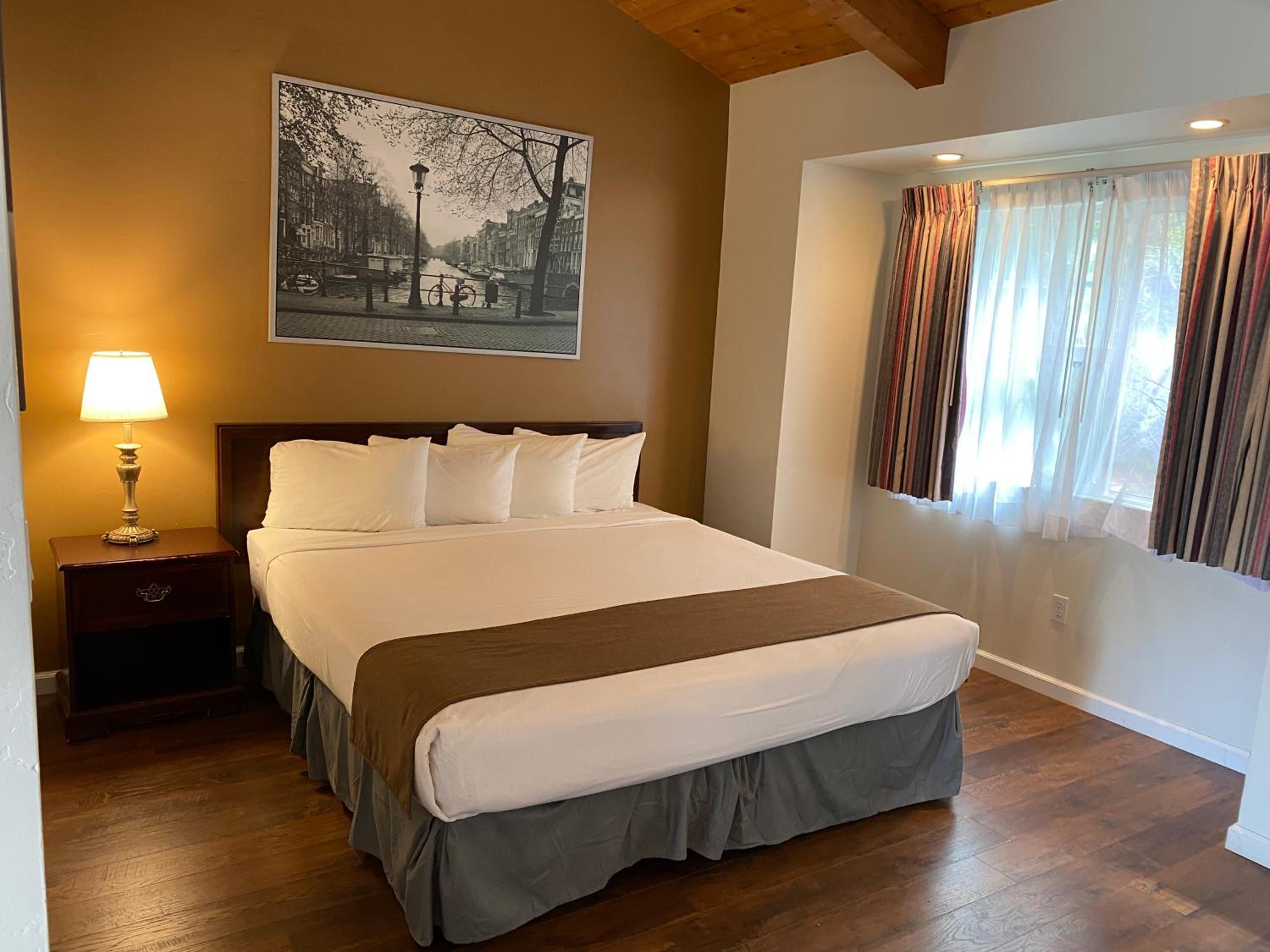 King Room with Fireplace - Disability Access