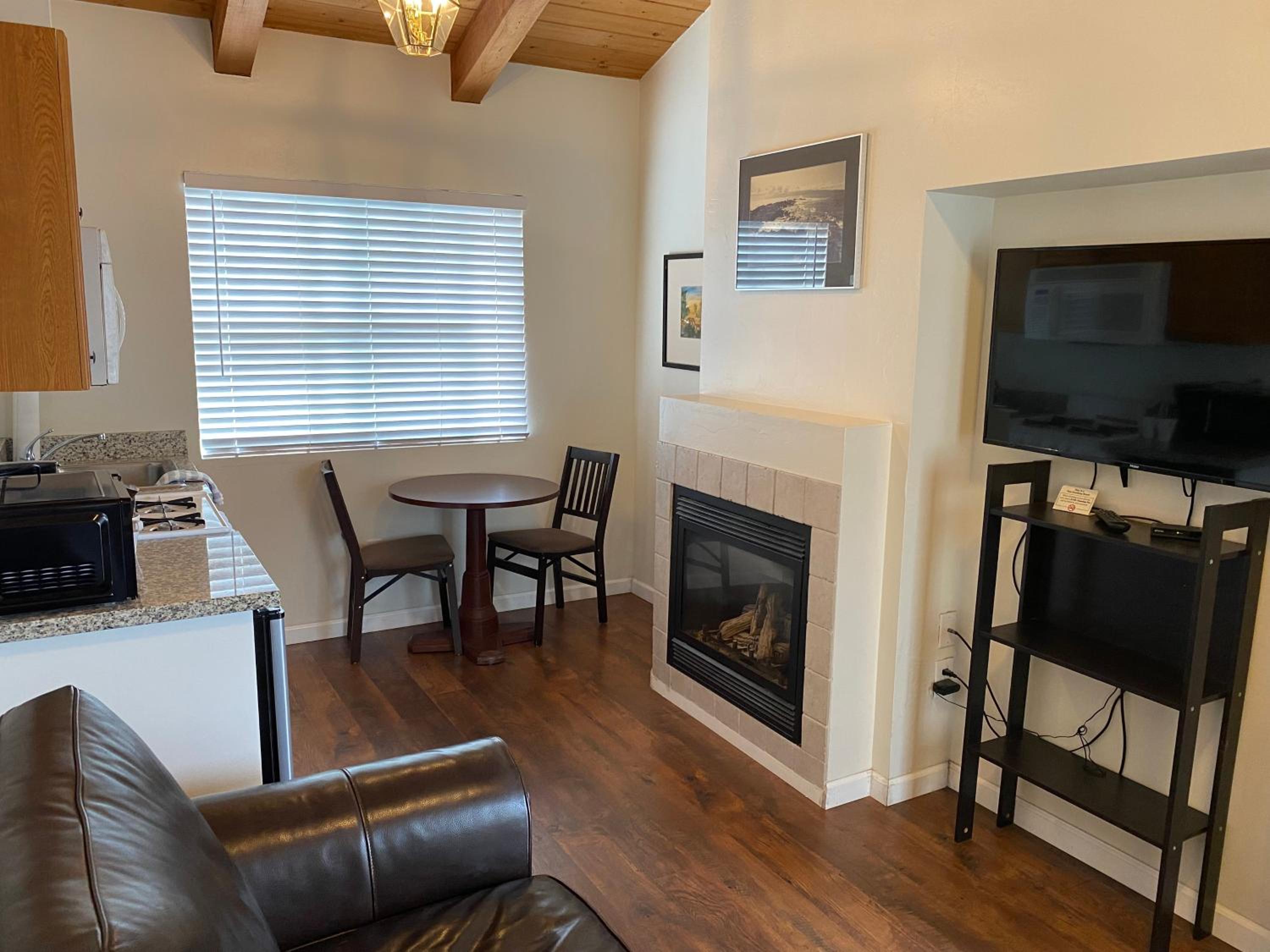 One Bedroom Queen Cottage with Fireplace & Kitchenette