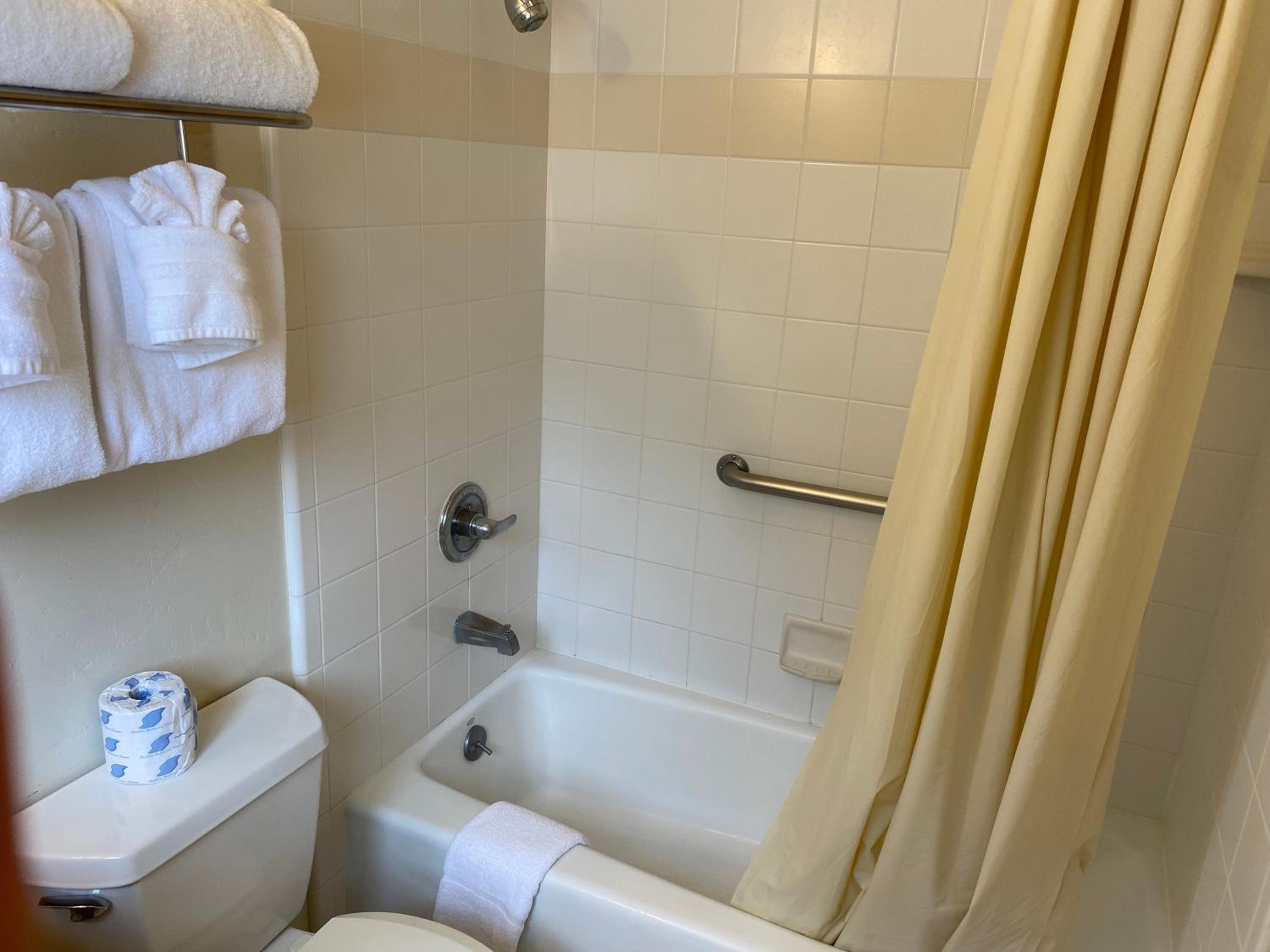 Two Bedroom Cottage Queen with Kitchenette photo 2