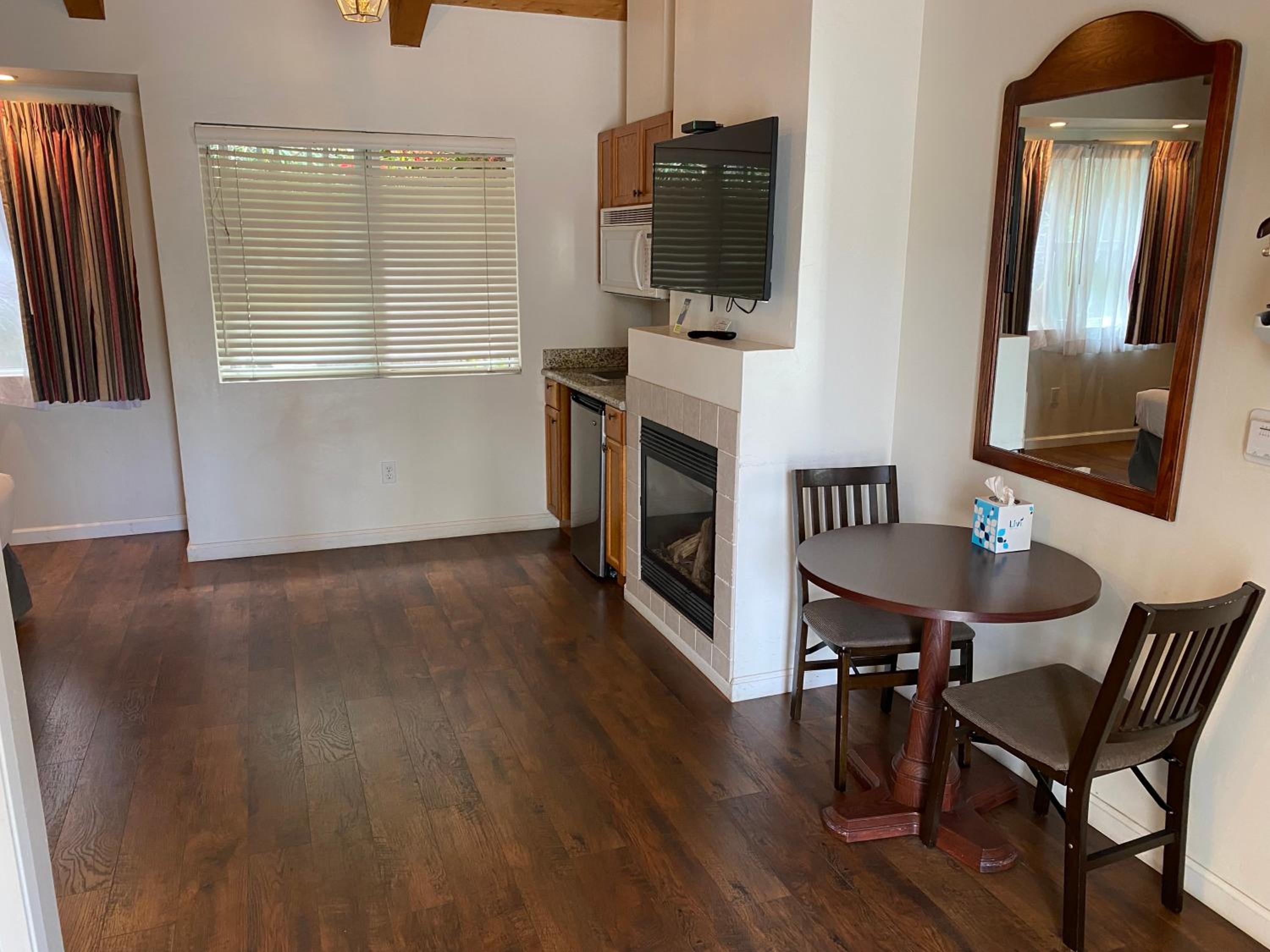 King Room with Fireplace - Disability Access photo 2