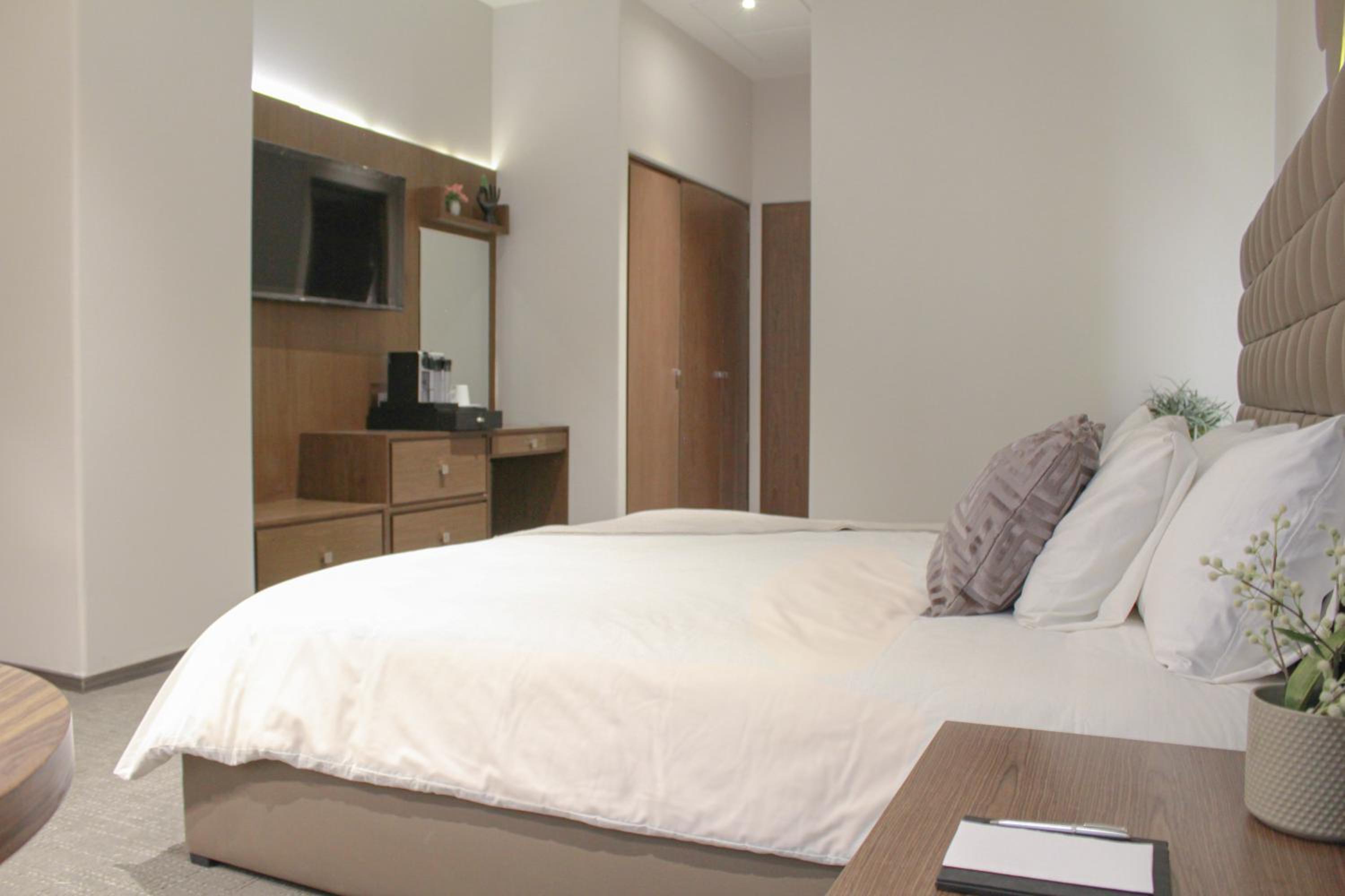 Deluxe King Suite photo 1