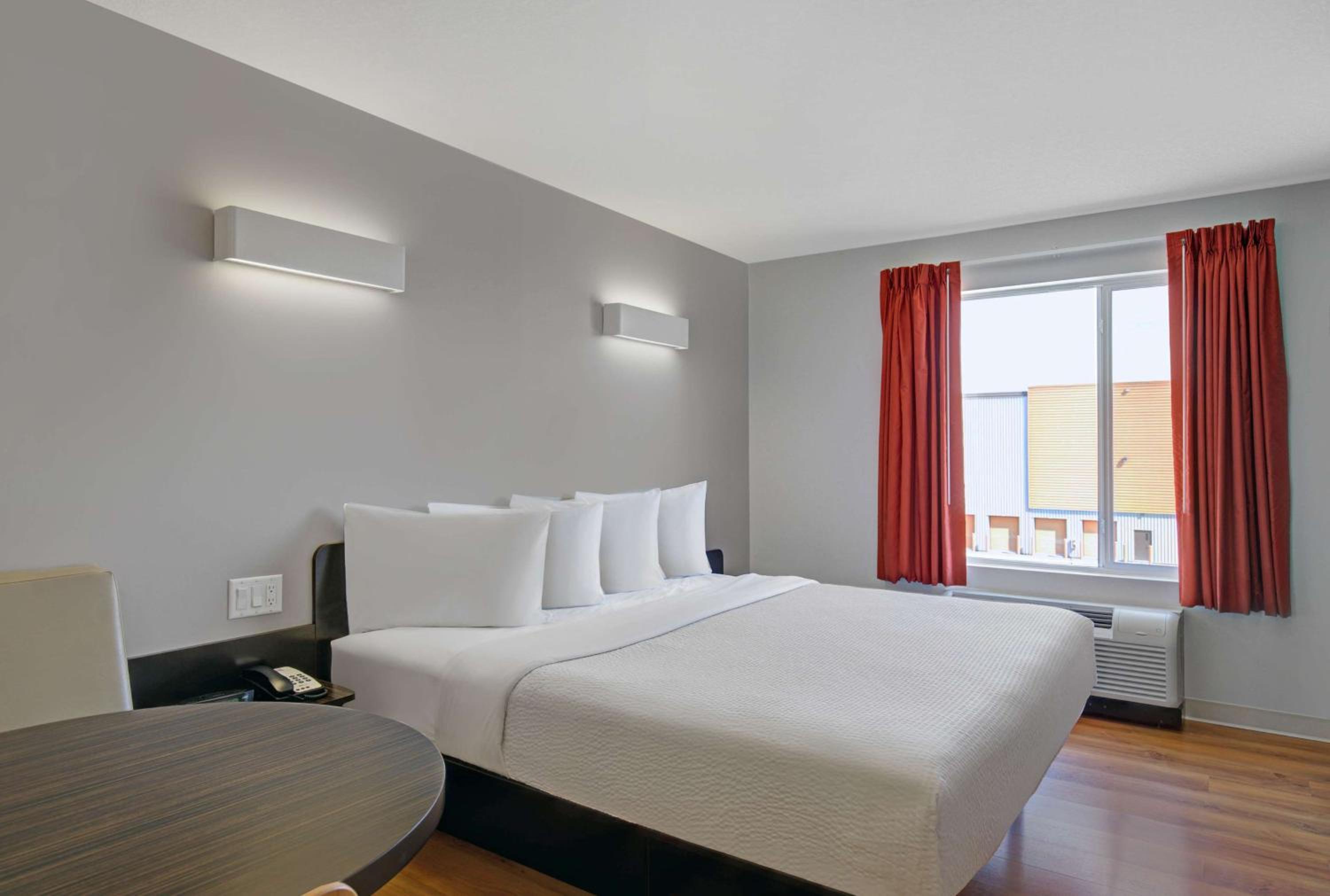 Deluxe King Room - Non-Smoking