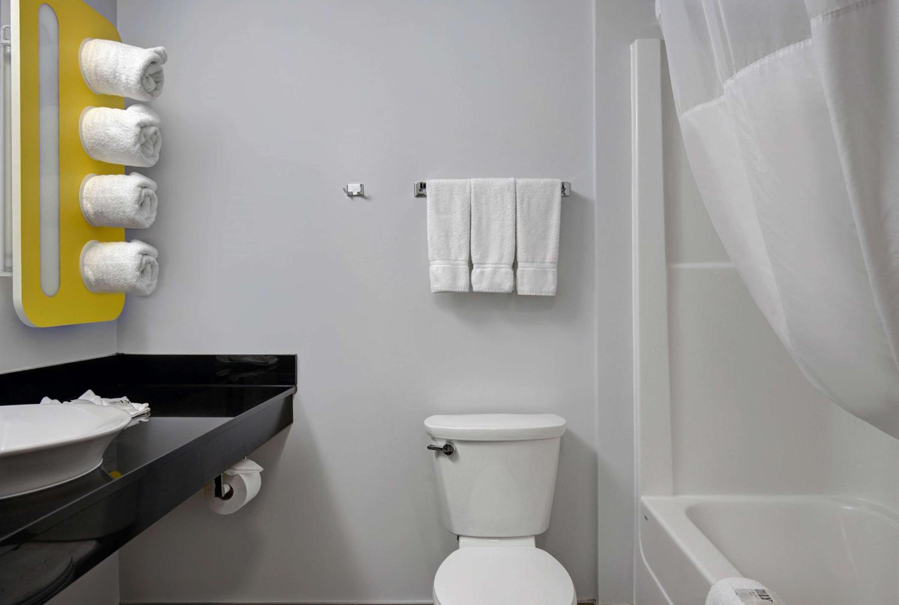 Queen Room - Non-Smoking photo 3