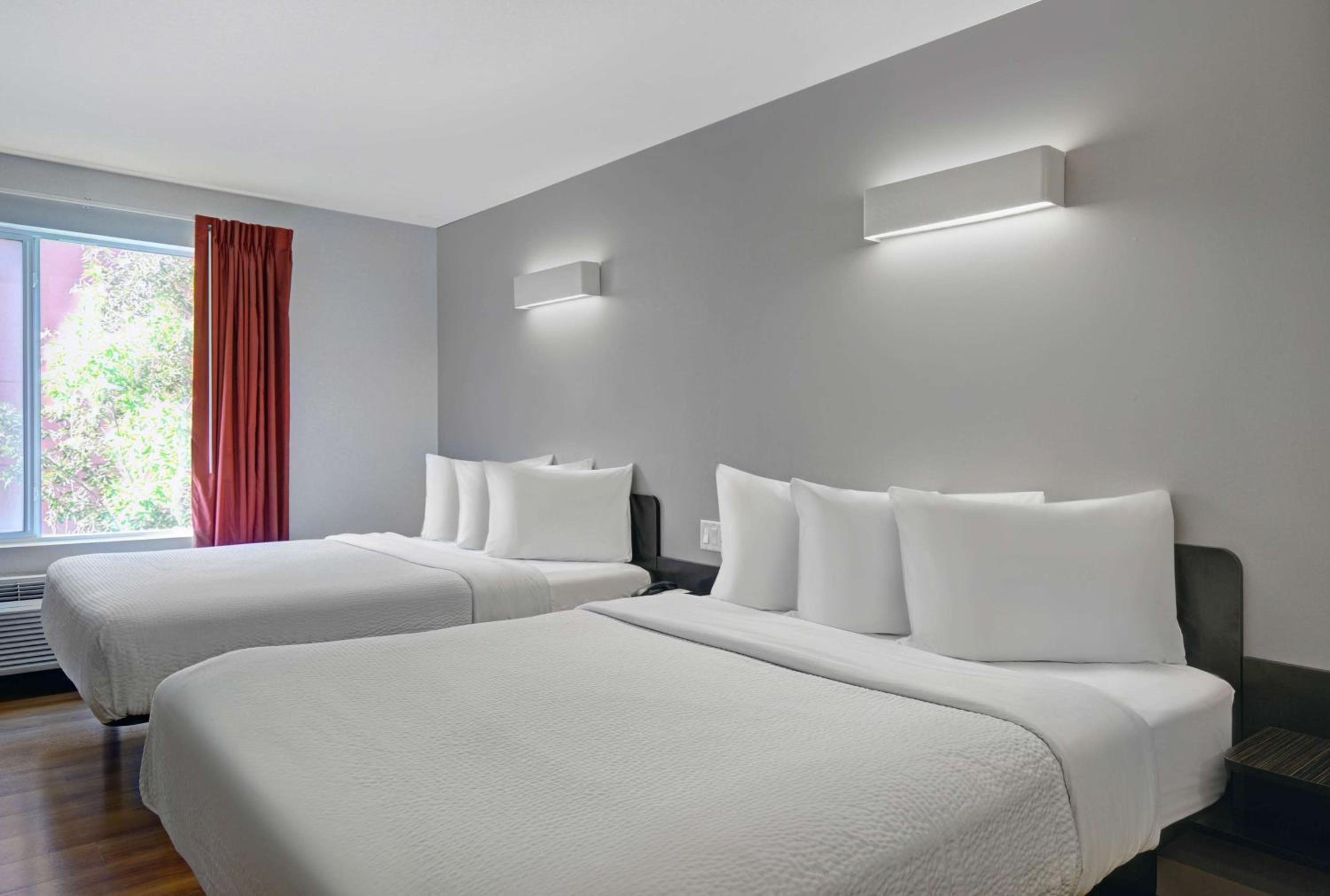 Deluxe Queen Room with Two Queen Beds - Non-Smoking photo 2