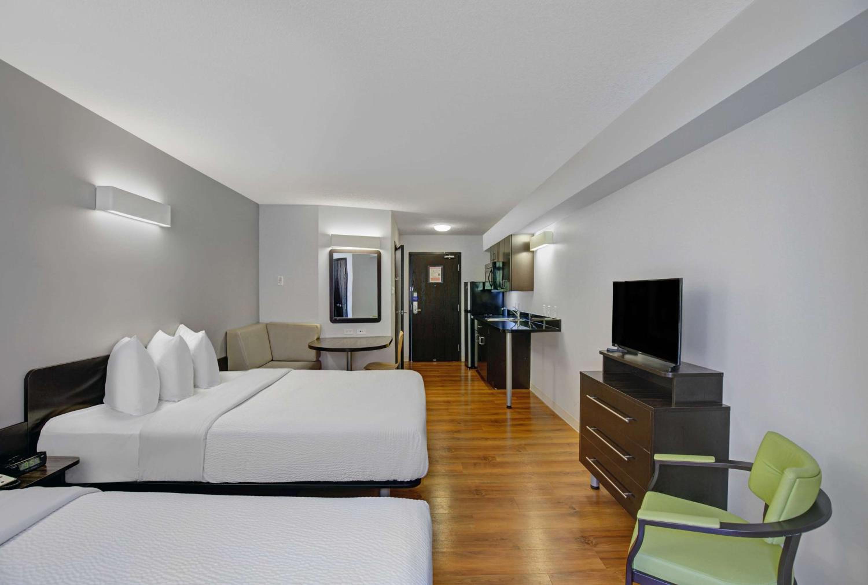 Deluxe Queen Room with Two Queen Beds - Non-Smoking photo 3