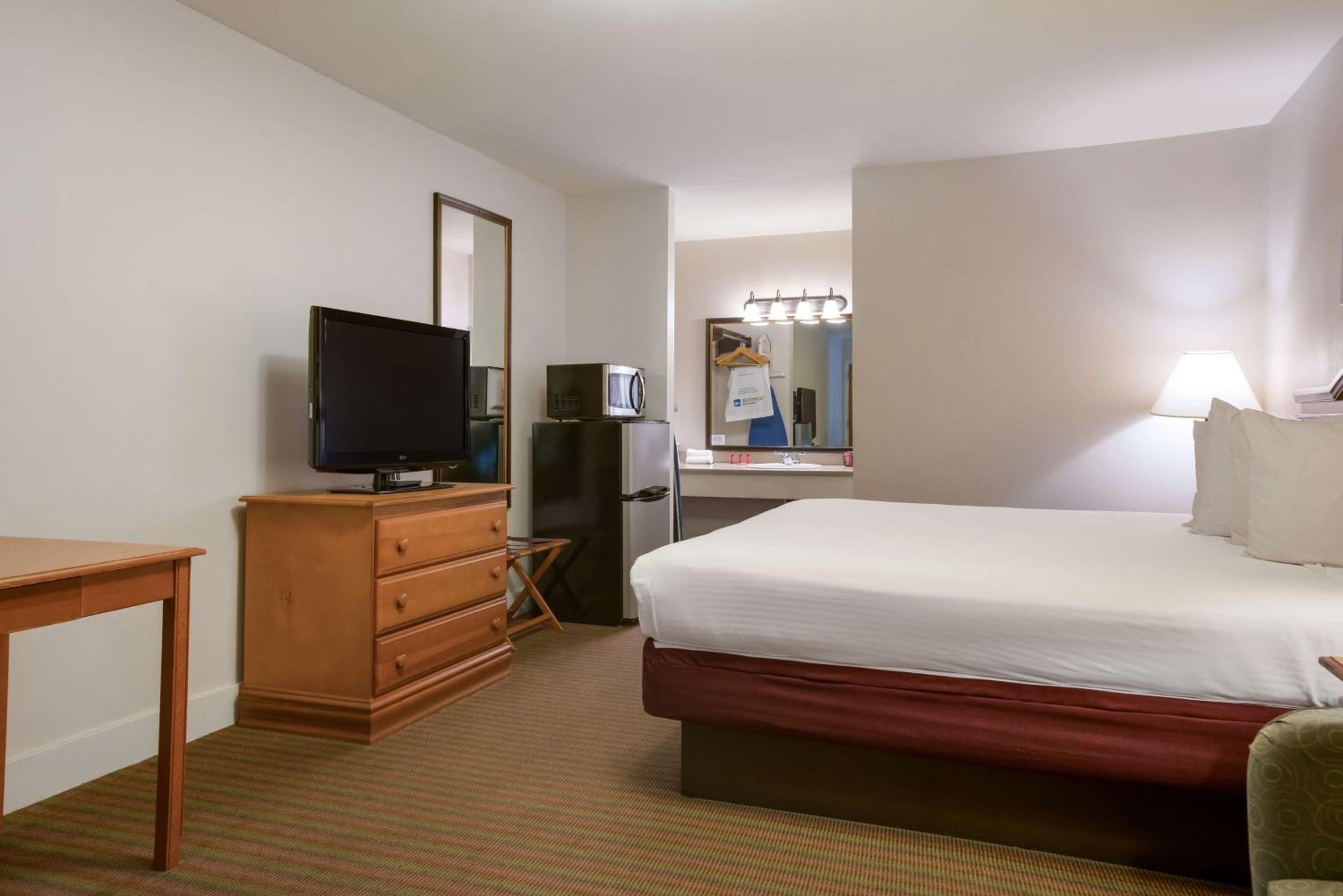 King Room - Hearing Accessible photo 2