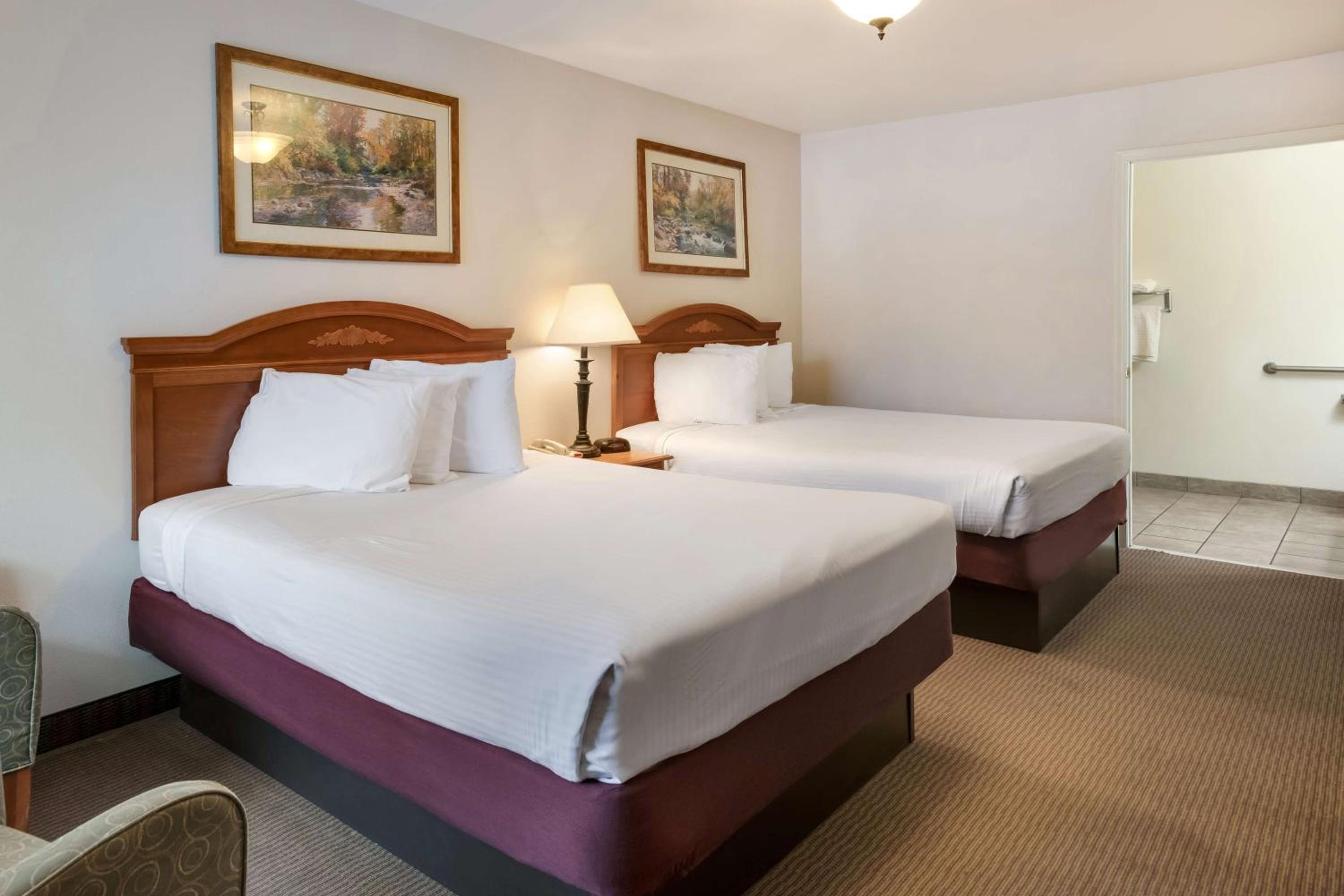Queen Room with Two Queen Beds with Bath Tub - Mobility Accessible/Non-Smoking