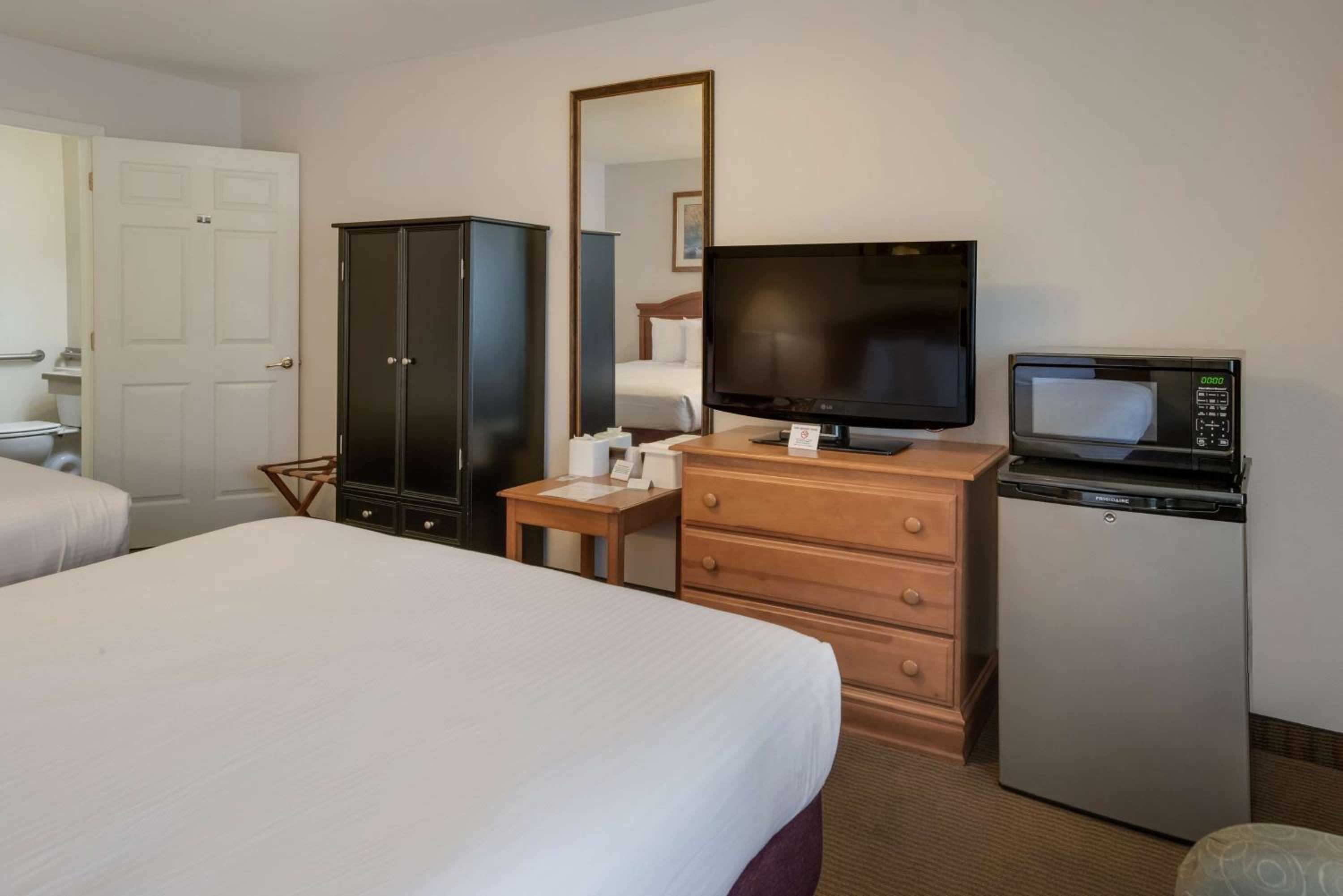 Queen Room with Two Queen Beds with Bath Tub - Mobility Accessible/Non-Smoking photo 3