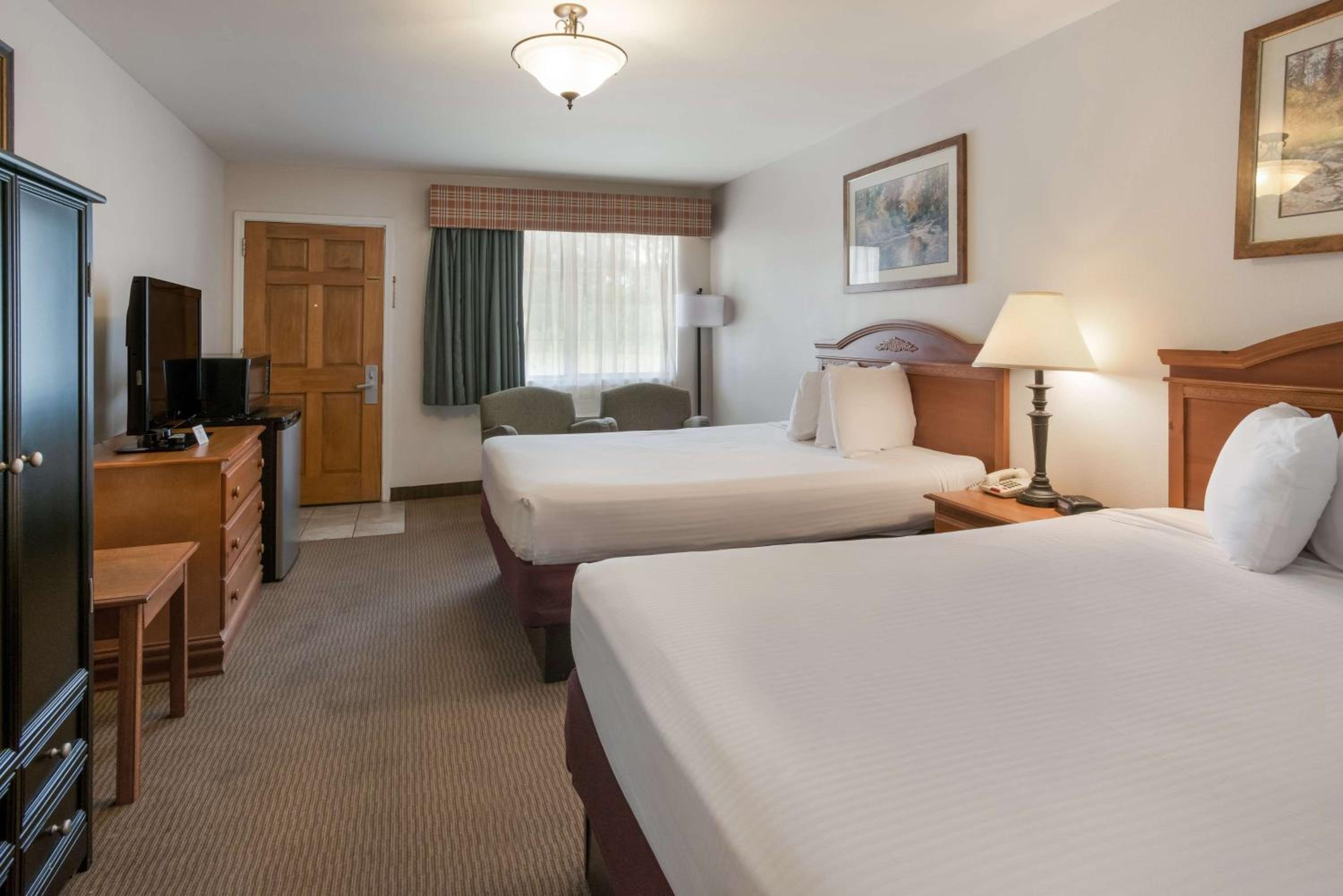 Queen Room with Two Queen Beds with Bath Tub - Mobility Accessible/Non-Smoking photo 2