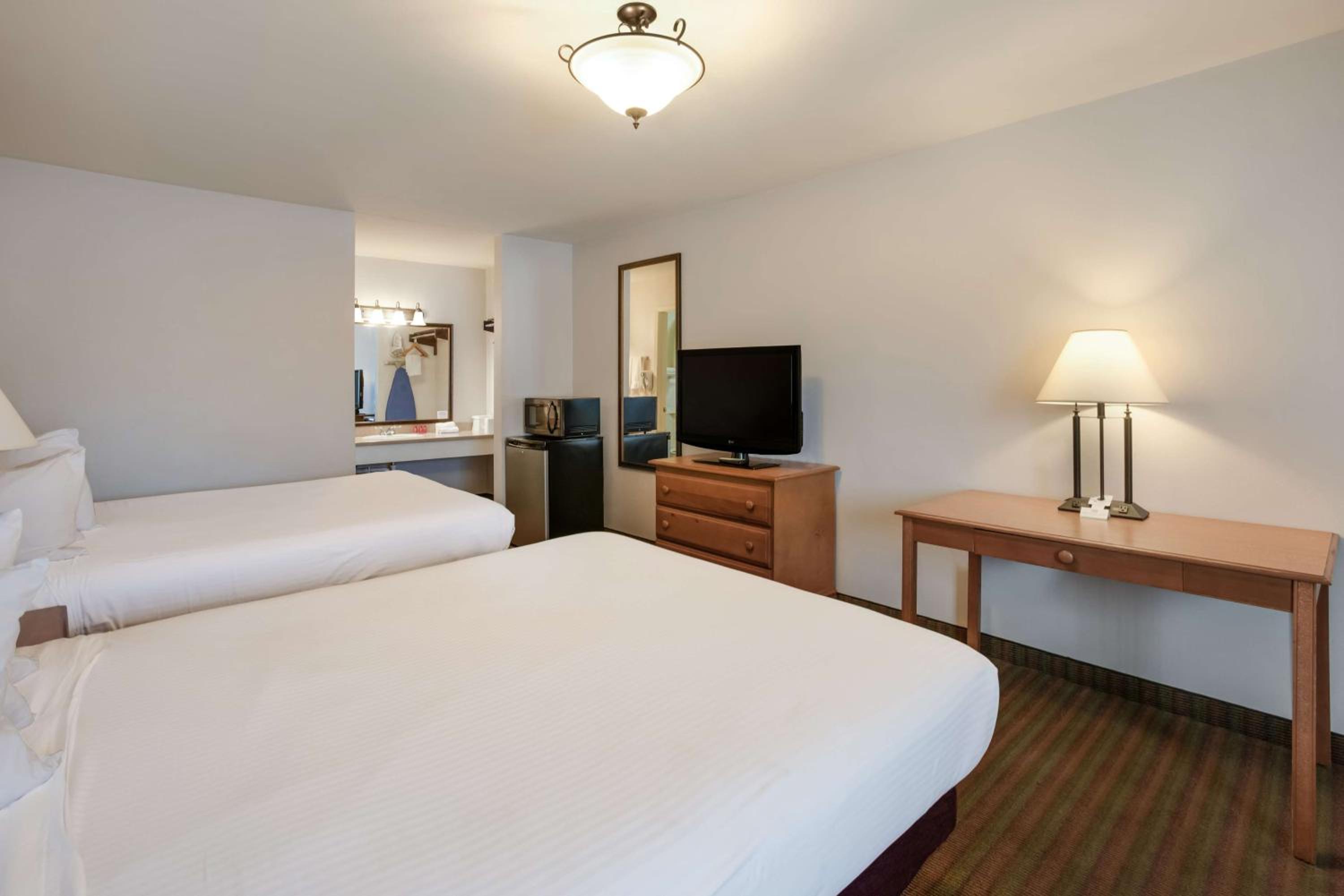 Queen Room with Two Queen Beds - Non-Smoking photo 3