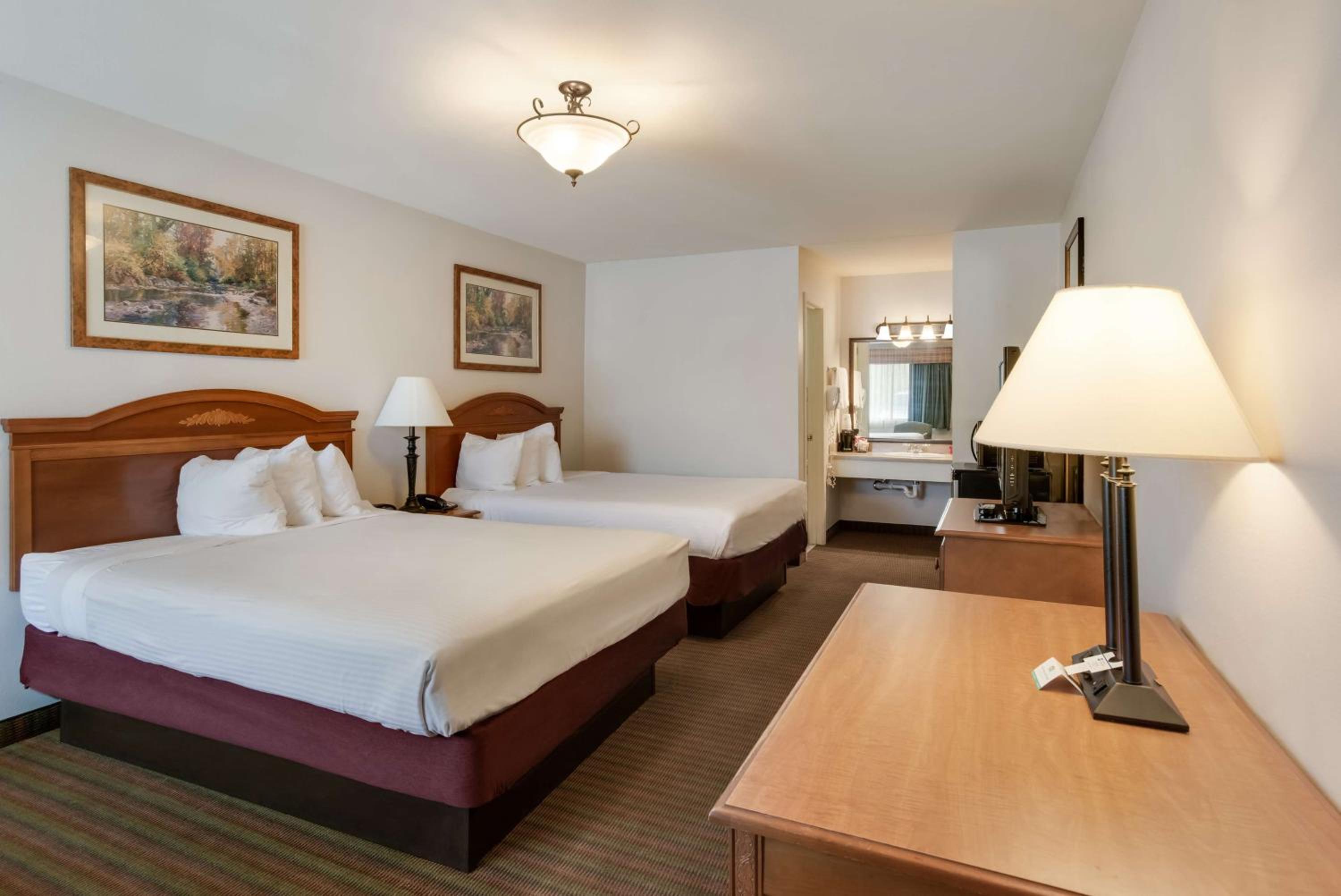 Queen Room with Two Queen Beds - Non-Smoking photo 2
