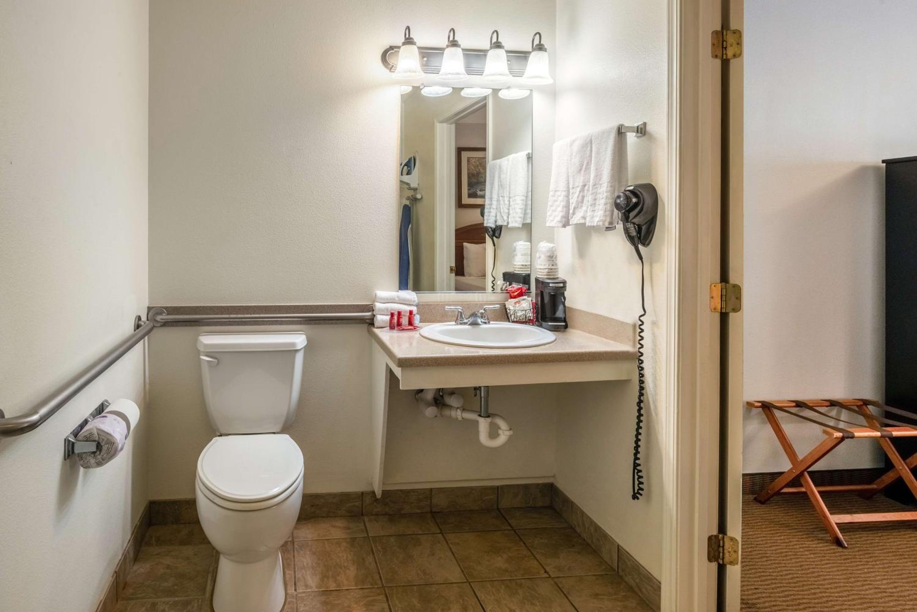 King Room with Bath Tub - Disability Access/Non-Smoking  photo 3