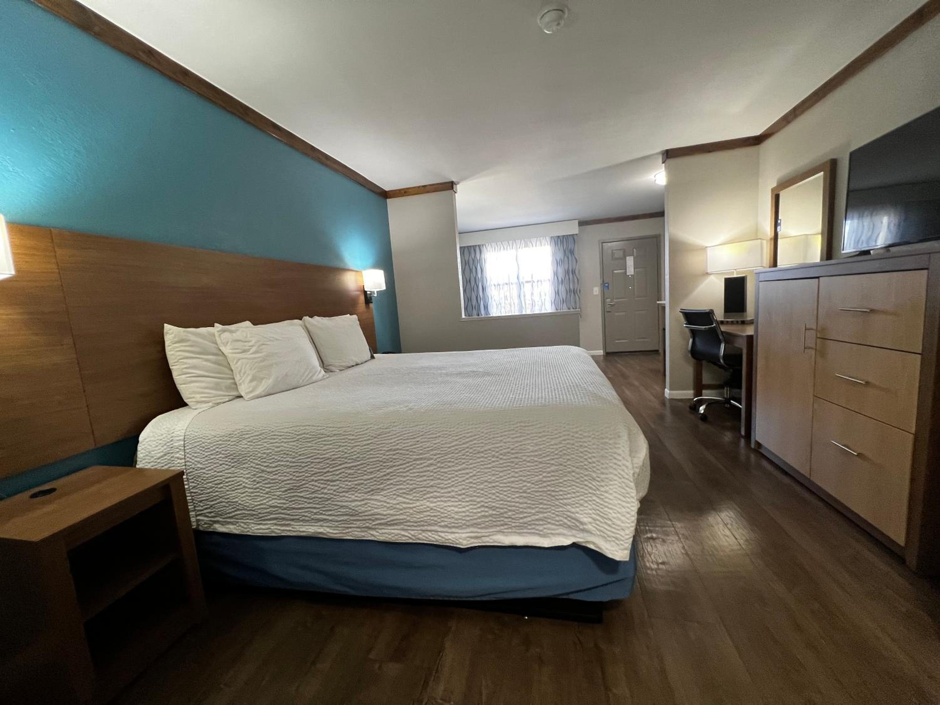 Studio Suite with 1 King Bed, Non-Smoking - Photo 3